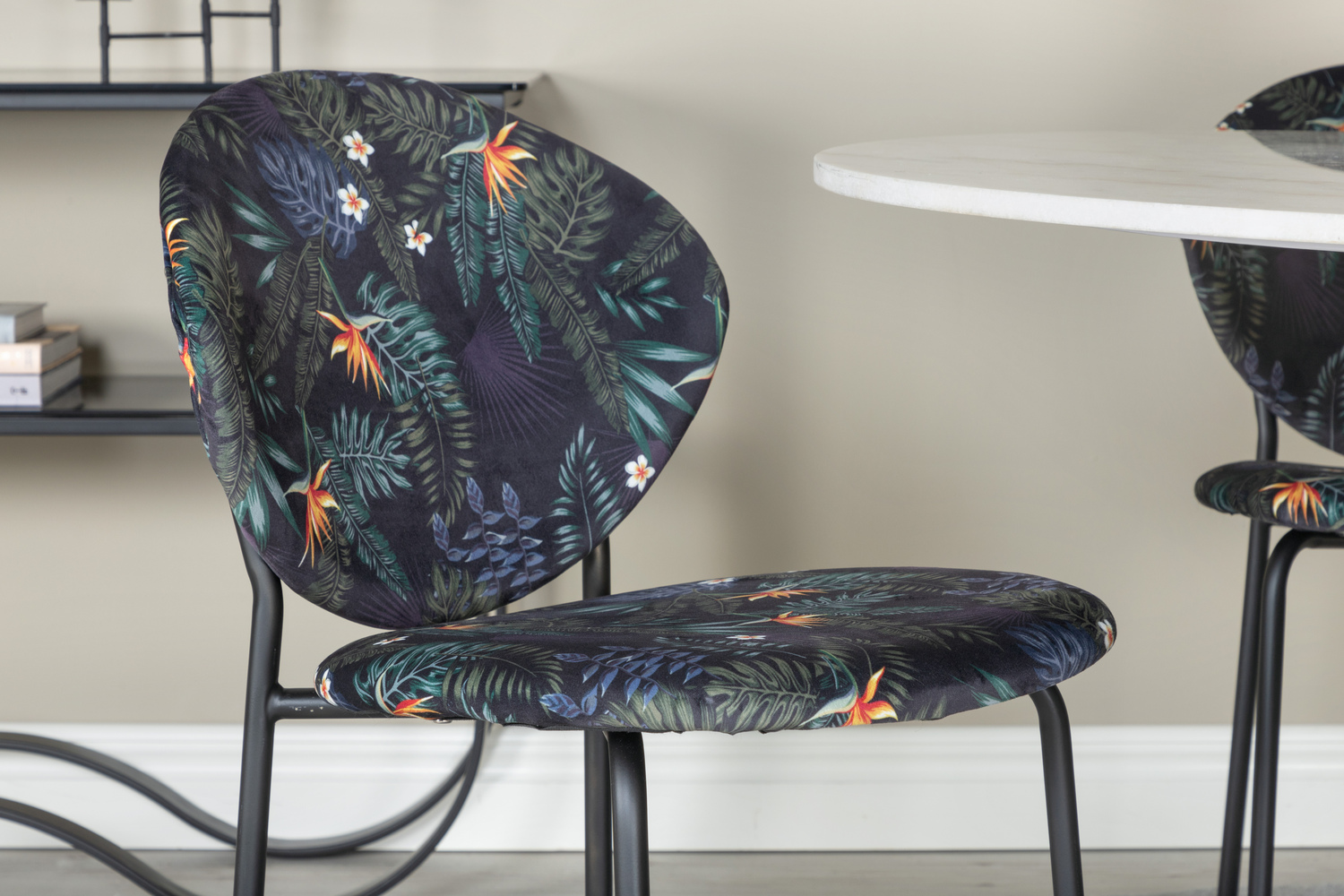 Jedilniški komplet Dallas 1298 (Cvetlični vzorec + Črna)