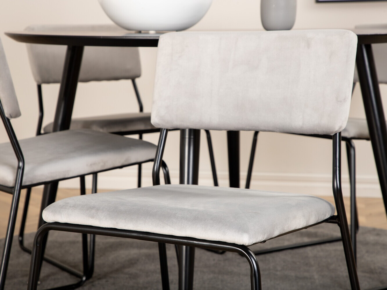 Jedilniški komplet Dallas 2543 (Svetlo siva + Črna)