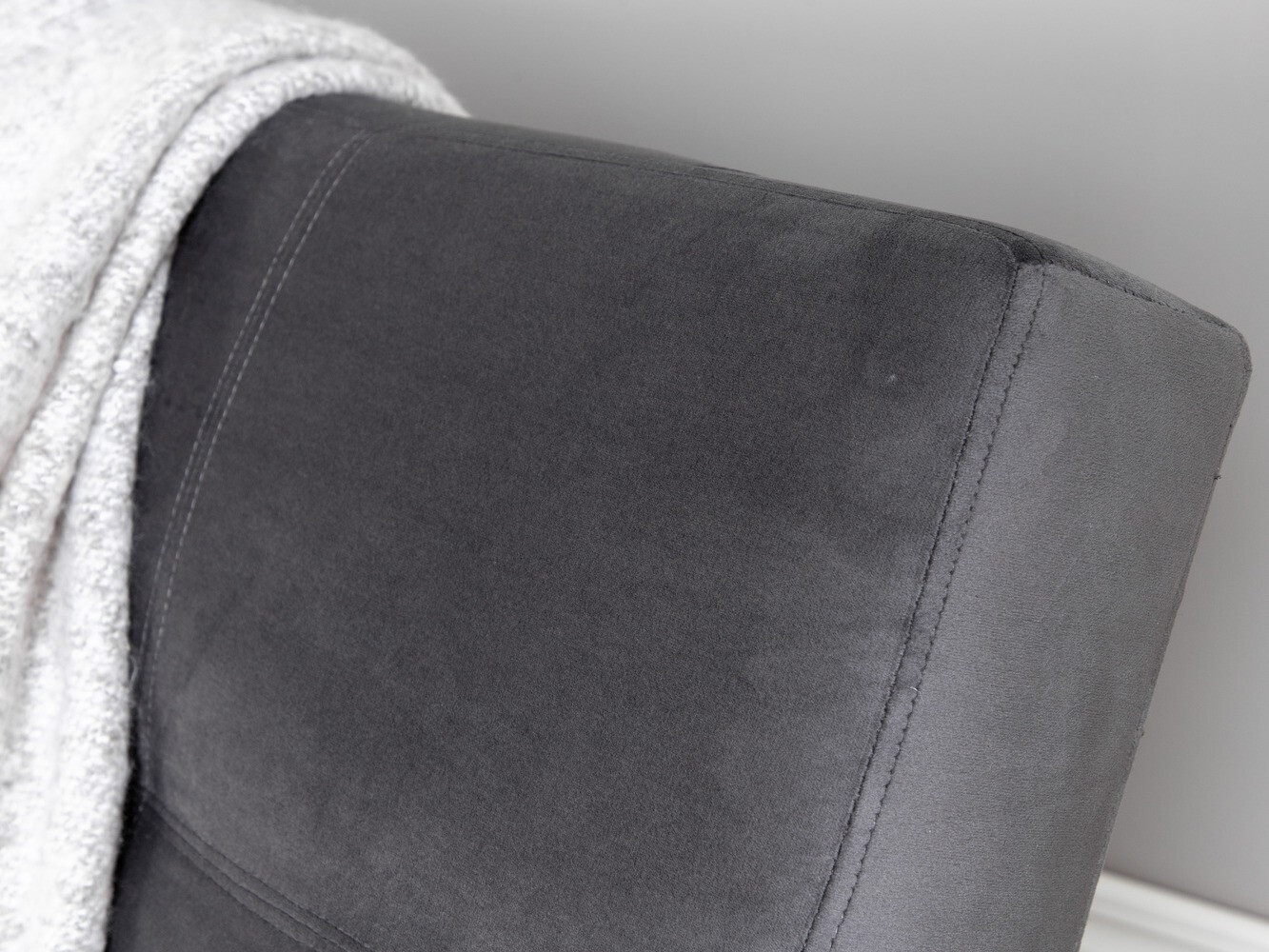 Kavč z ležiščem Dallas 1710 (Temno siva)