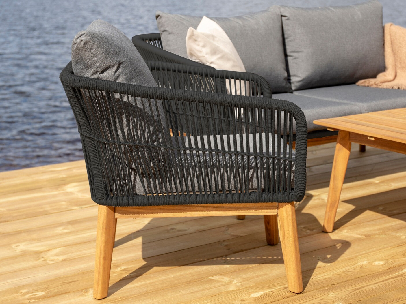 Komplet vrtnega pohištva Dallas 661 (Temno siva + Črna + Akacijev)