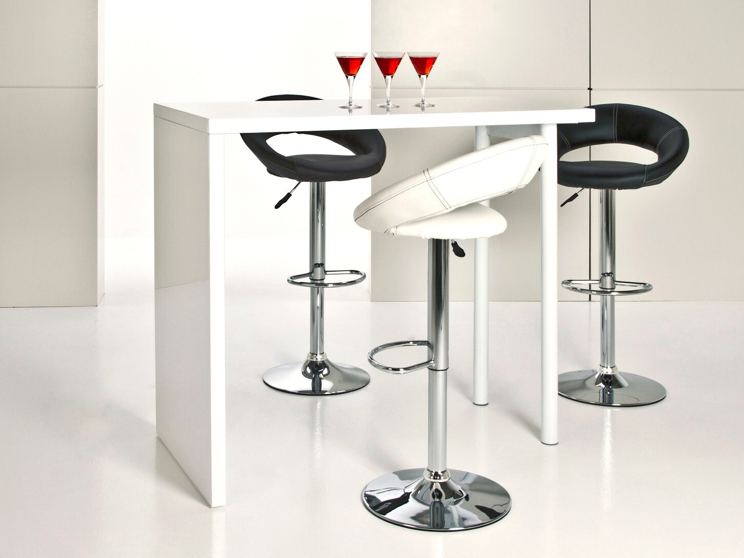 Srednje visok barski stol Norsica 110 (Črna)