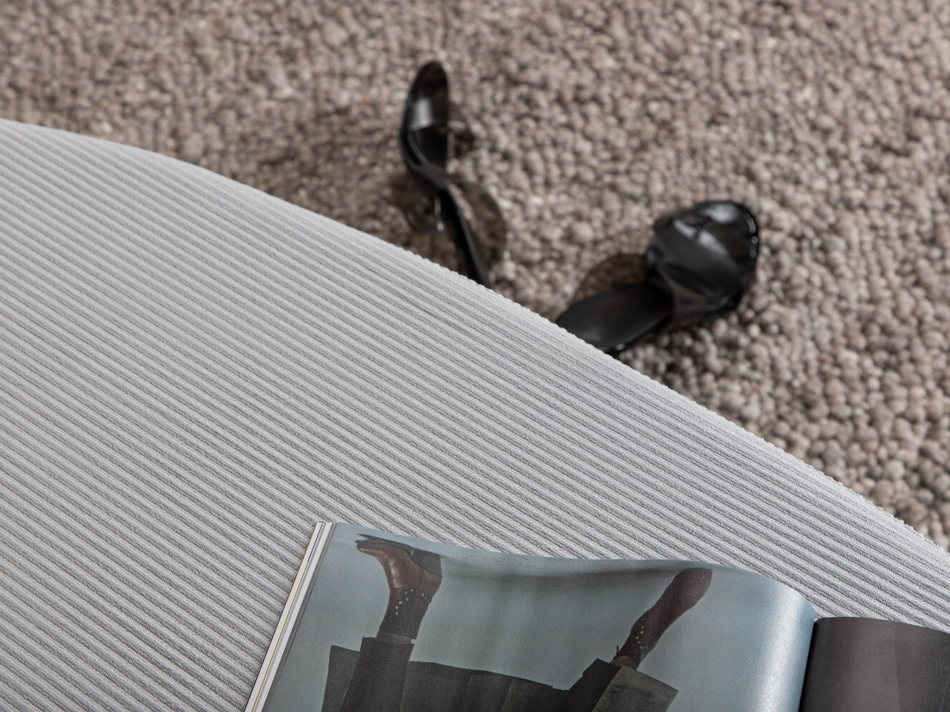 Klop z oblazinjenjem Dallas 2920 (Siva + Črna)