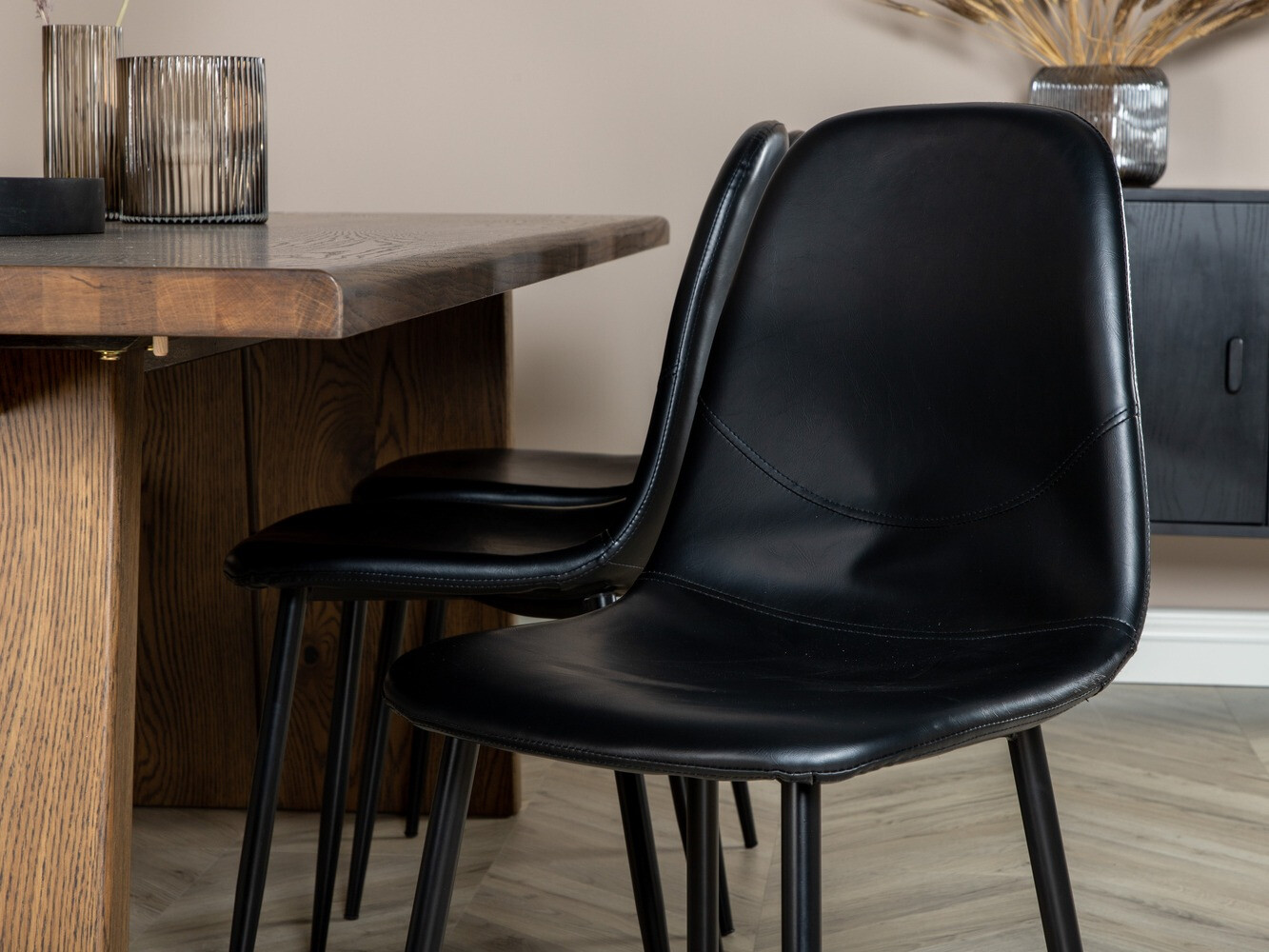 Jedilniški komplet Dallas 1841 (Temen hrast + Črna)