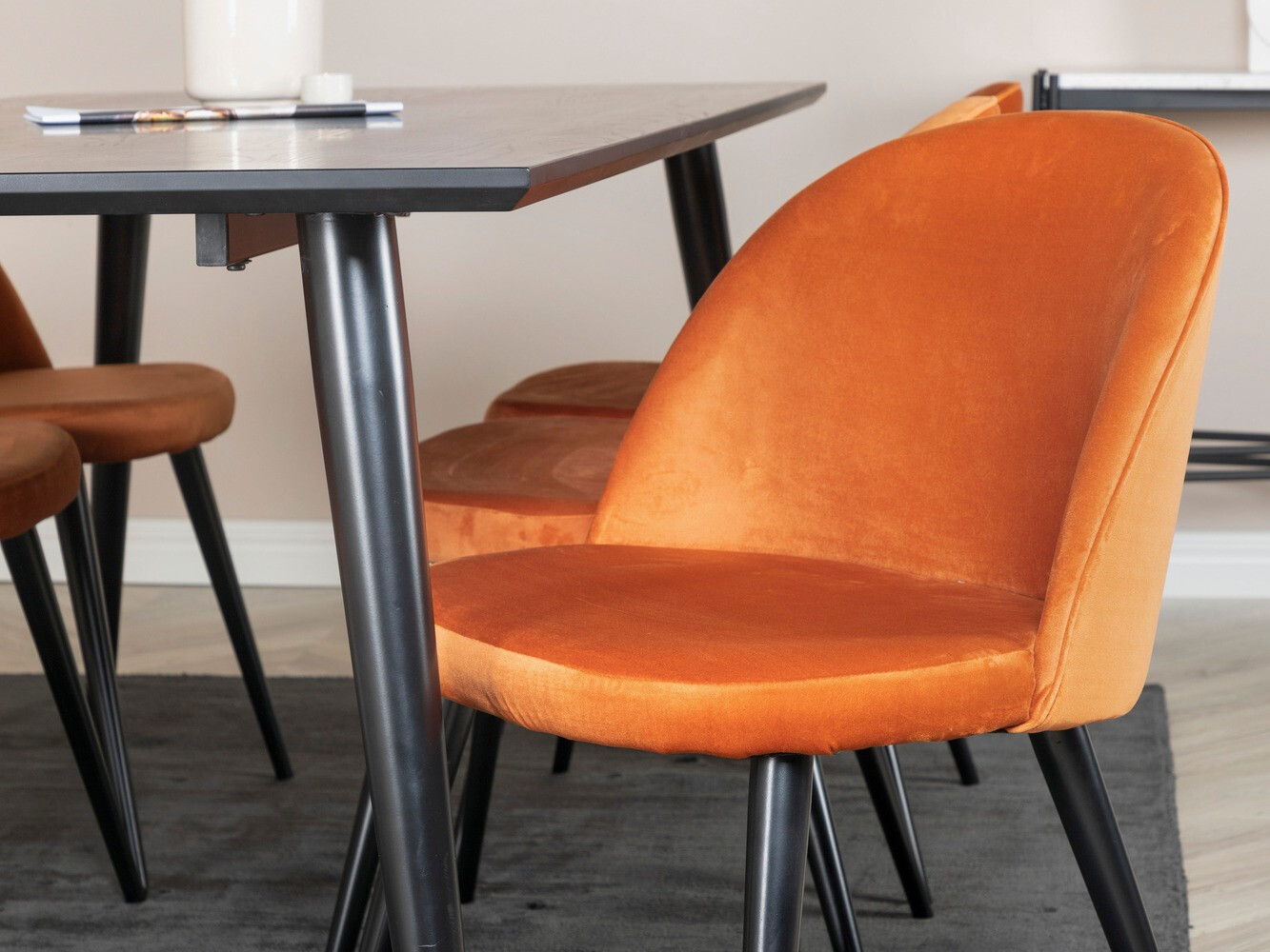 Jedilniški komplet Dallas 1335 (Oranžna + Črna)