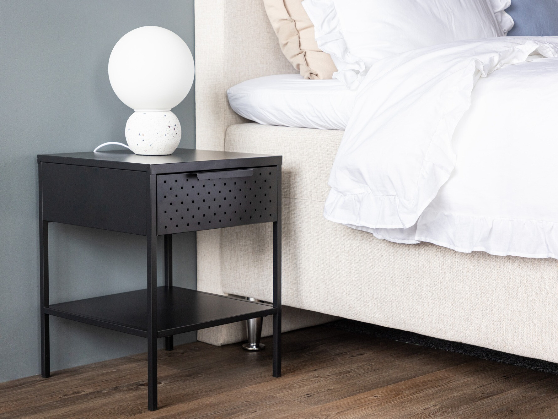 Nočna omarica Dallas 4299 (Črna)