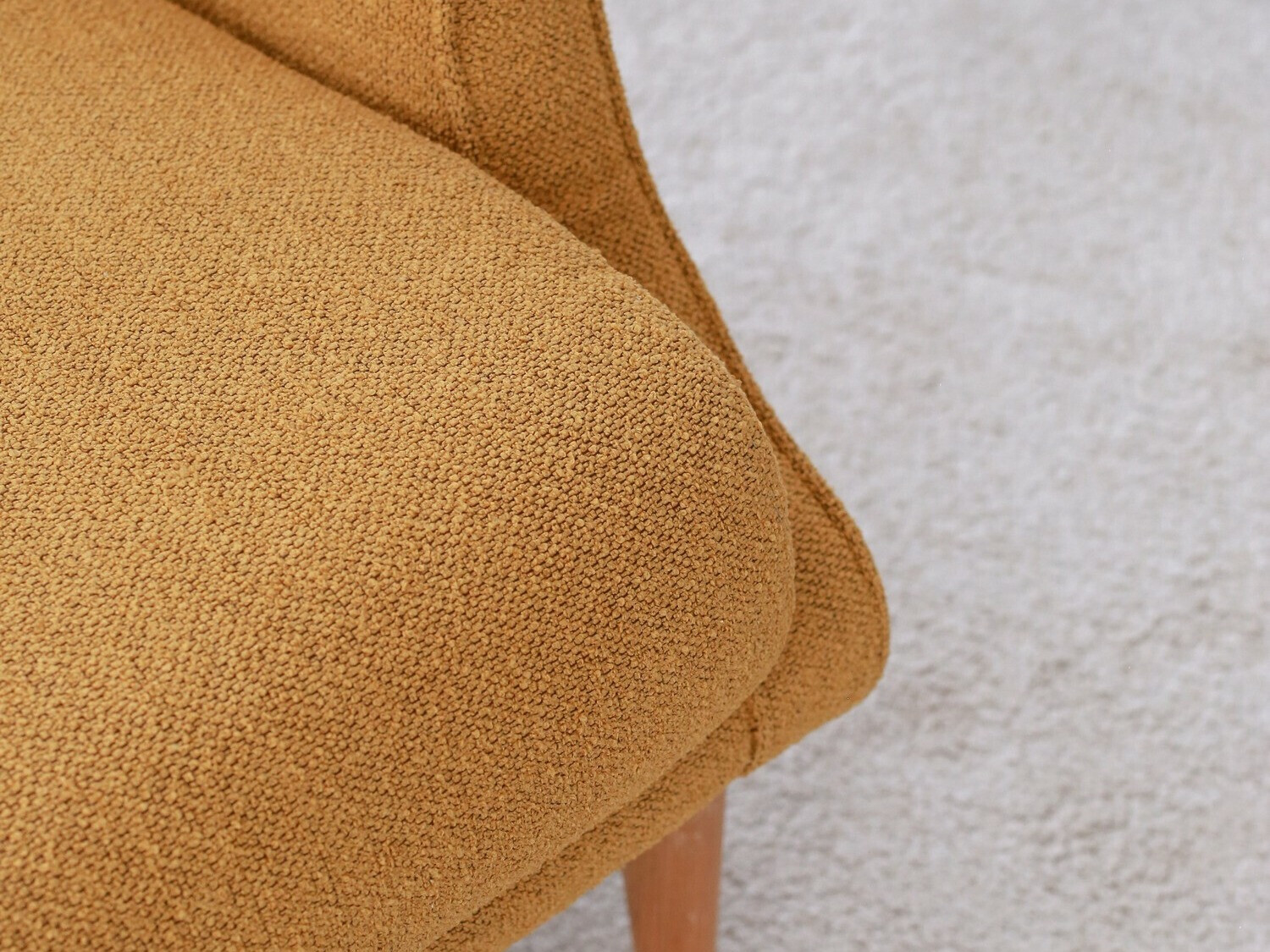 Fotelj Altadena 571 (Temno rumena)