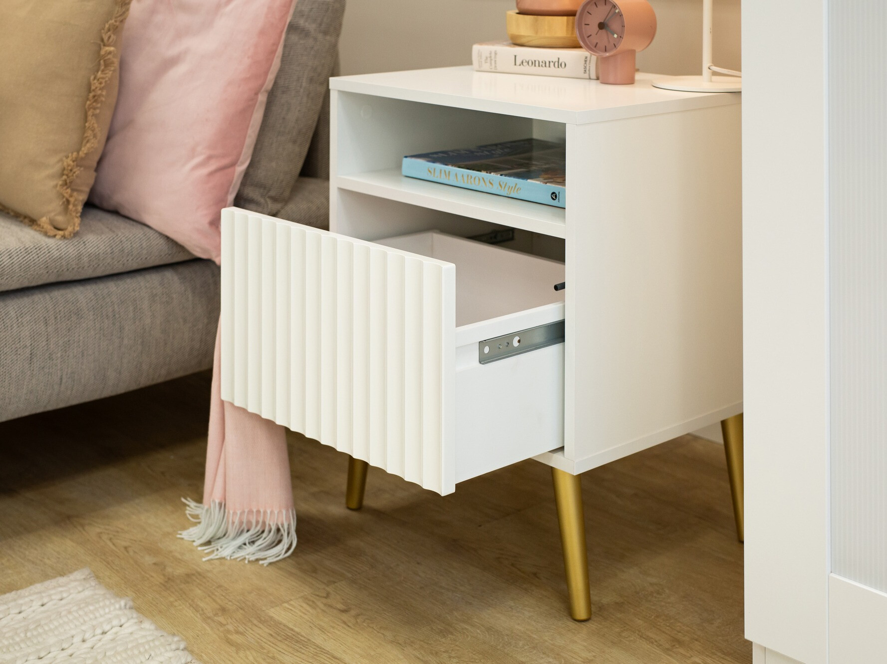 Nočna omarica Cirferi 106 (Bela + Zlata)