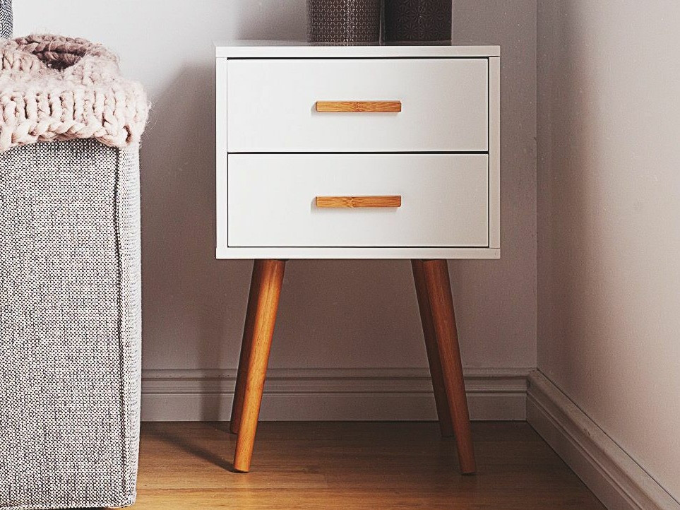 Nočna omarica Berwyn 281 (Bela + Svetel les)
