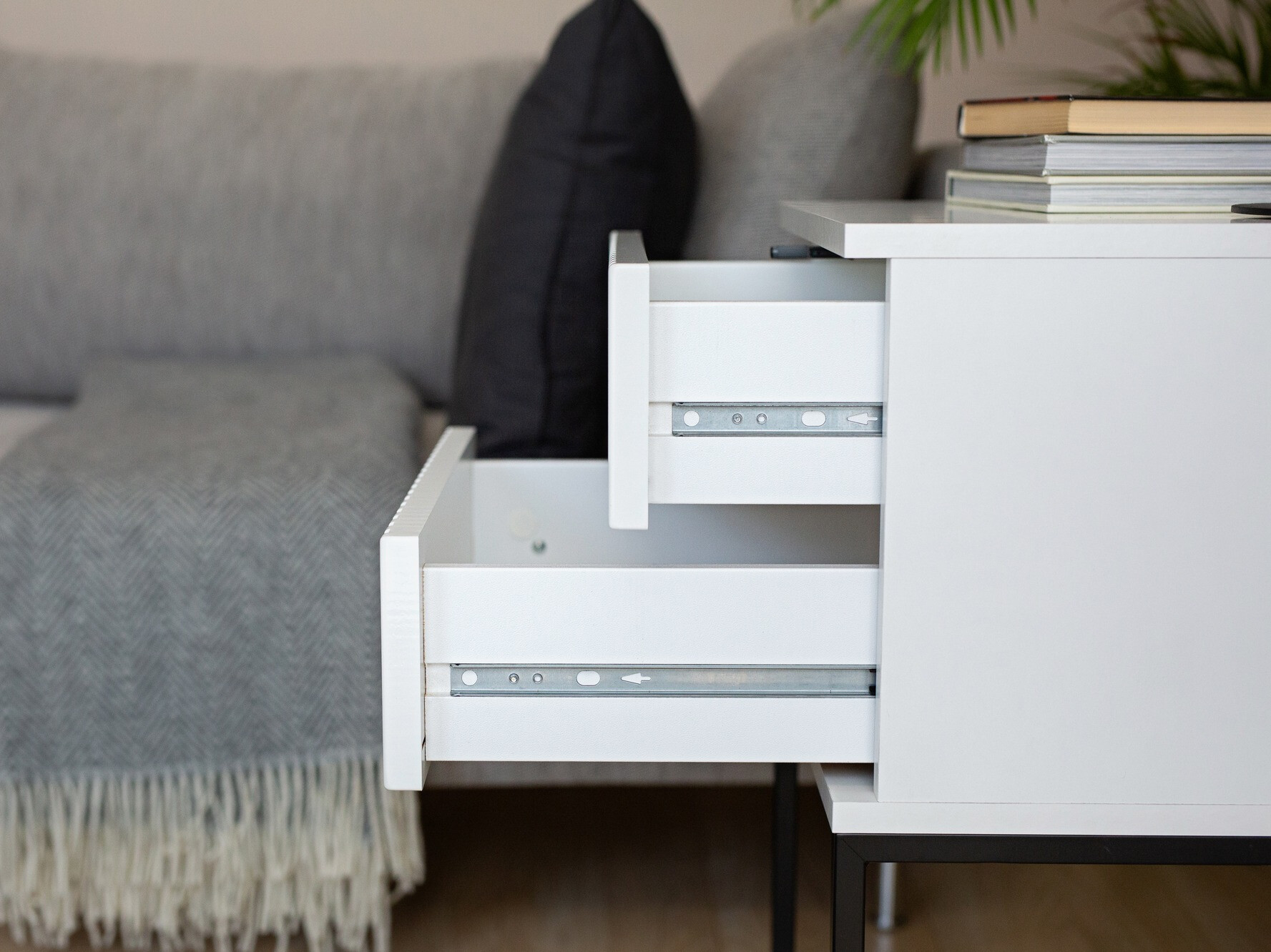 Nočna omarica Bristol 195 (Bela)