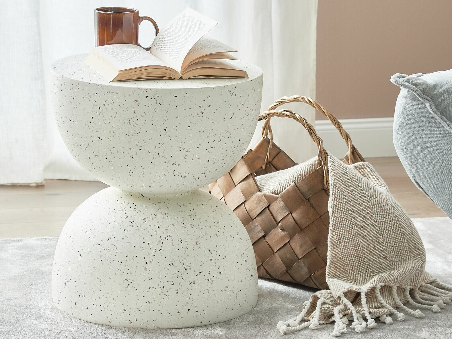 Stranska mizica Berwyn 2143 (Krema + Terazzo)