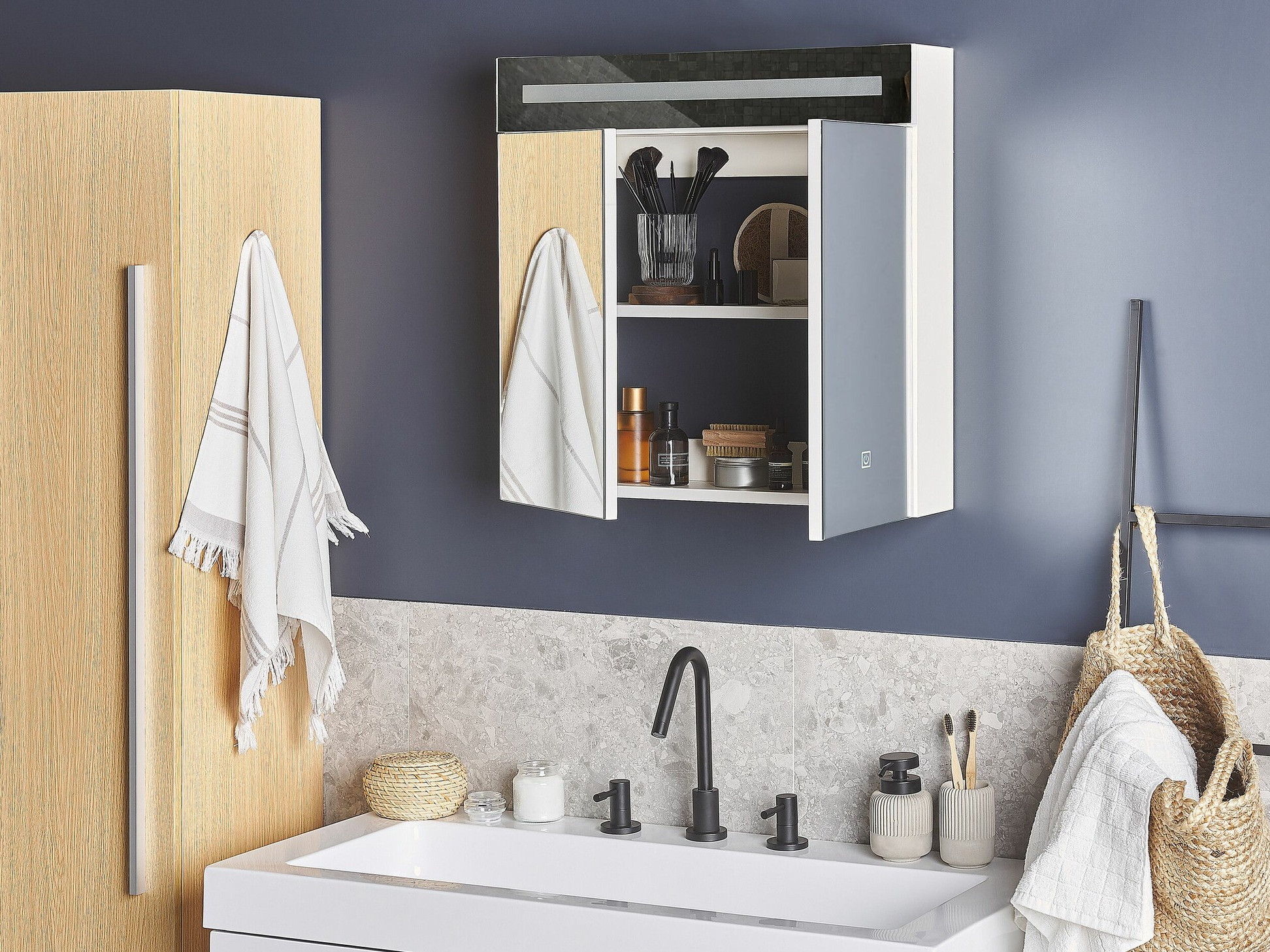 Kopalniška omarica z ogledalom Berwyn 2154 (Bela)