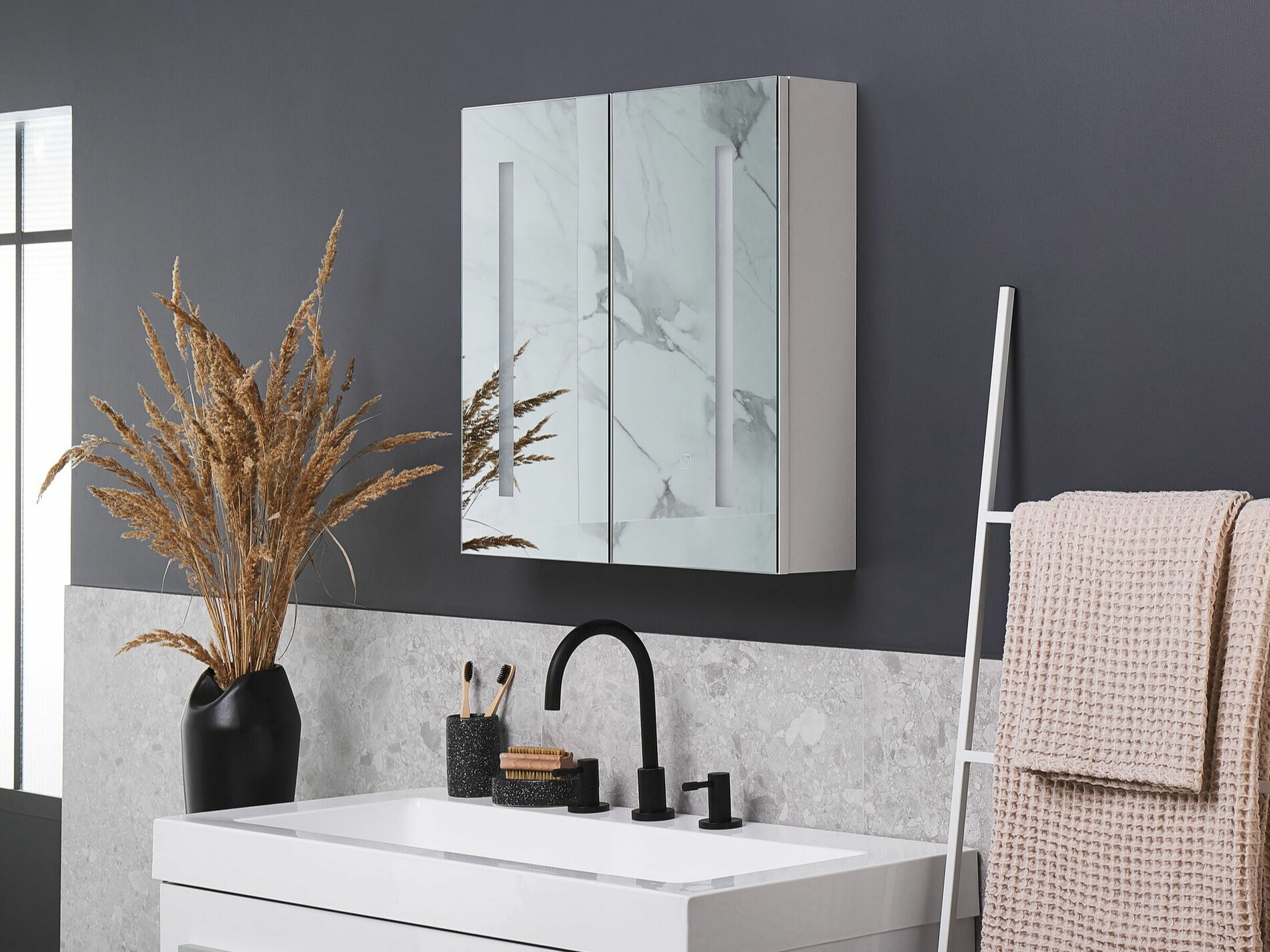 Kopalniška omarica z ogledalom Berwyn 2163 (Bela)