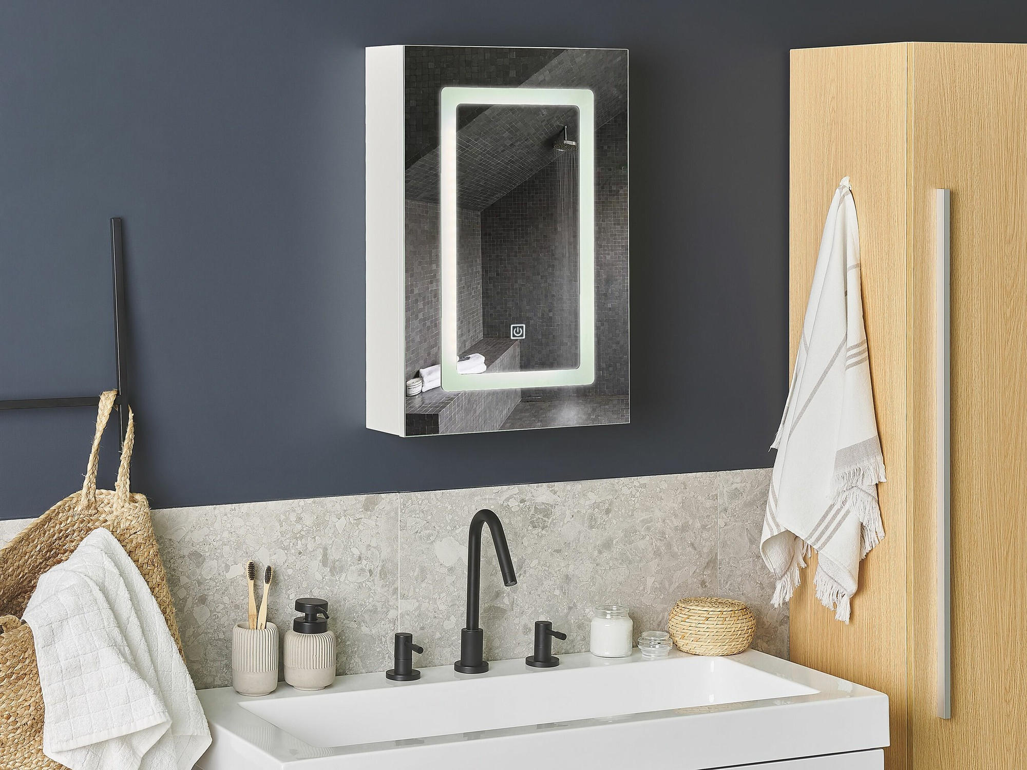 Kopalniška omarica z ogledalom Berwyn 2165 (Bela)