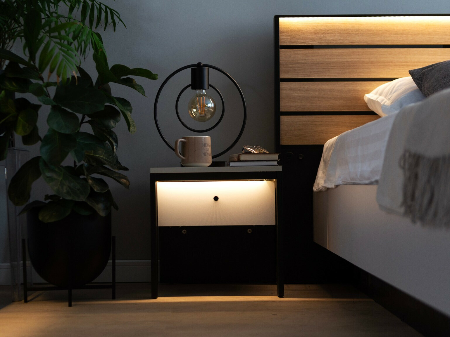 Nočna omarica Almela 104