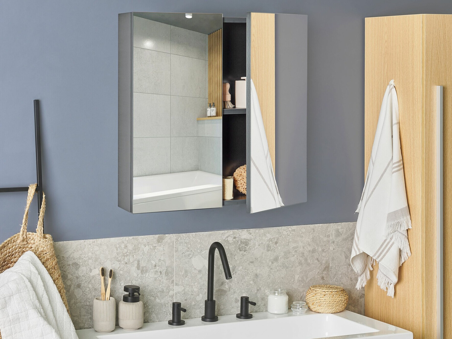 Kopalniška omarica z ogledalom Berwyn 2349 (Črna)