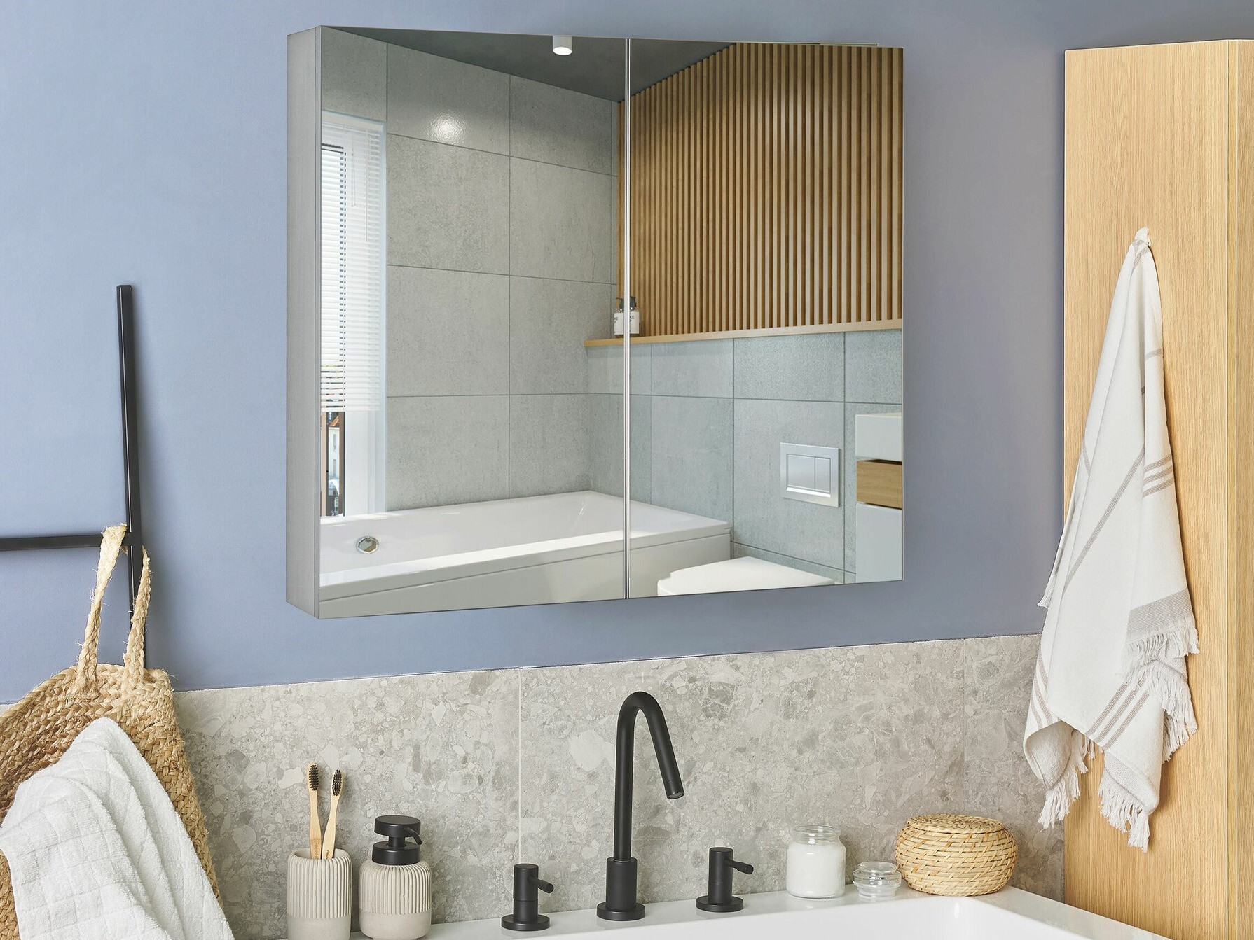 Kopalniška omarica z ogledalom Berwyn 2350 (Črna)