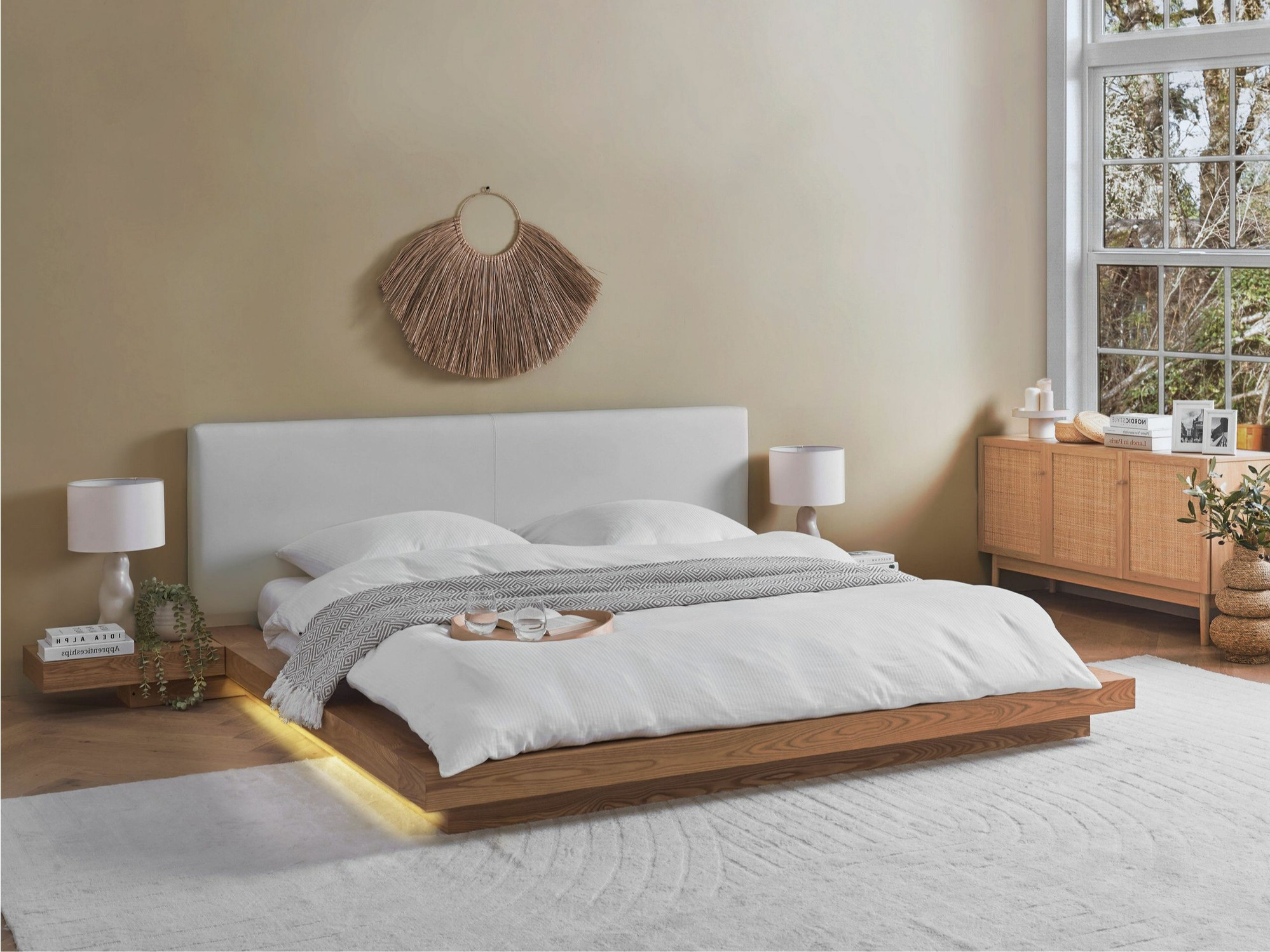 Postelja Berwyn 543 (Svetel les) Z nočne omarice