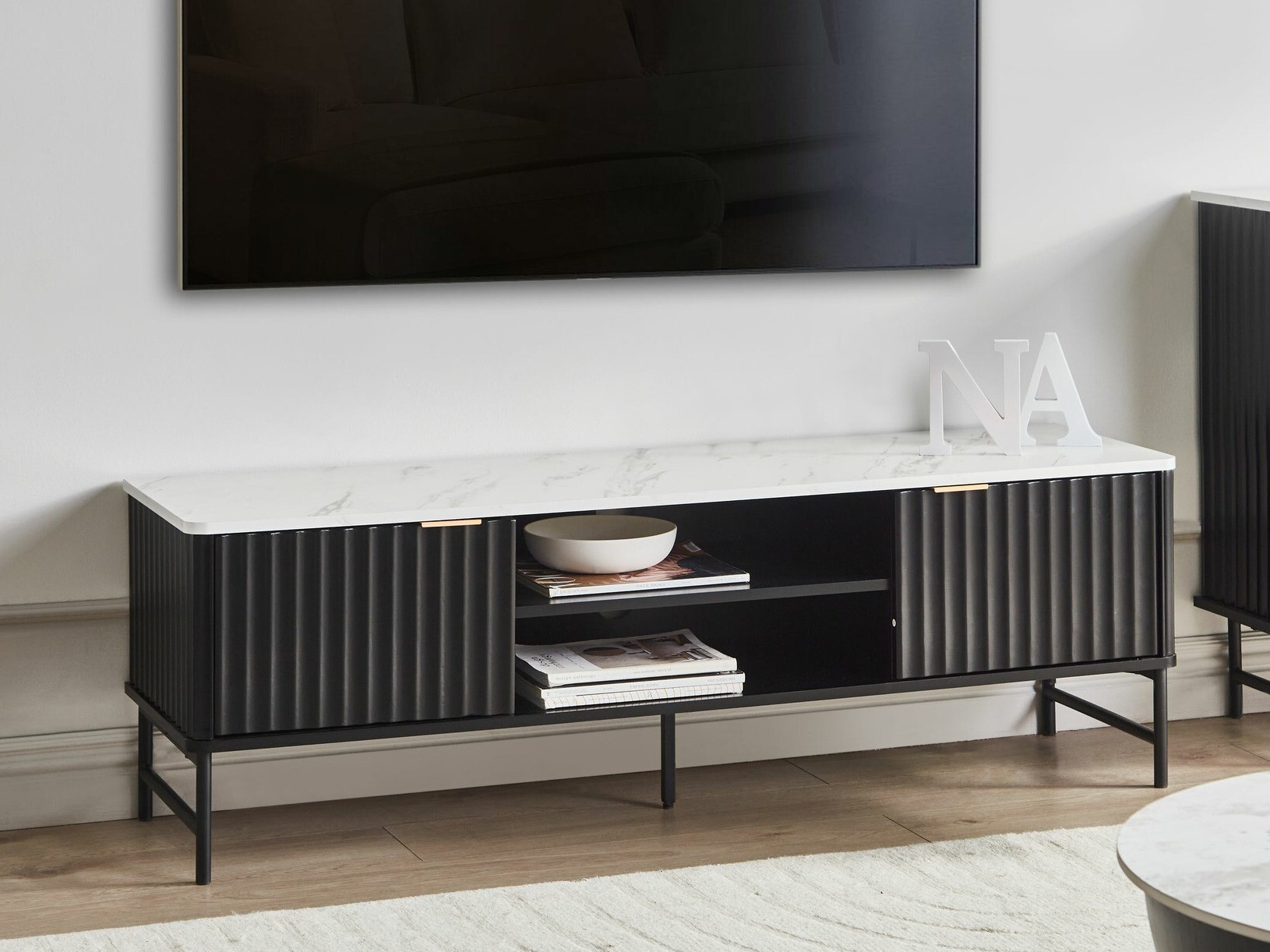 TV-omarica Berwyn 2575 (Črna + Beli marmor)