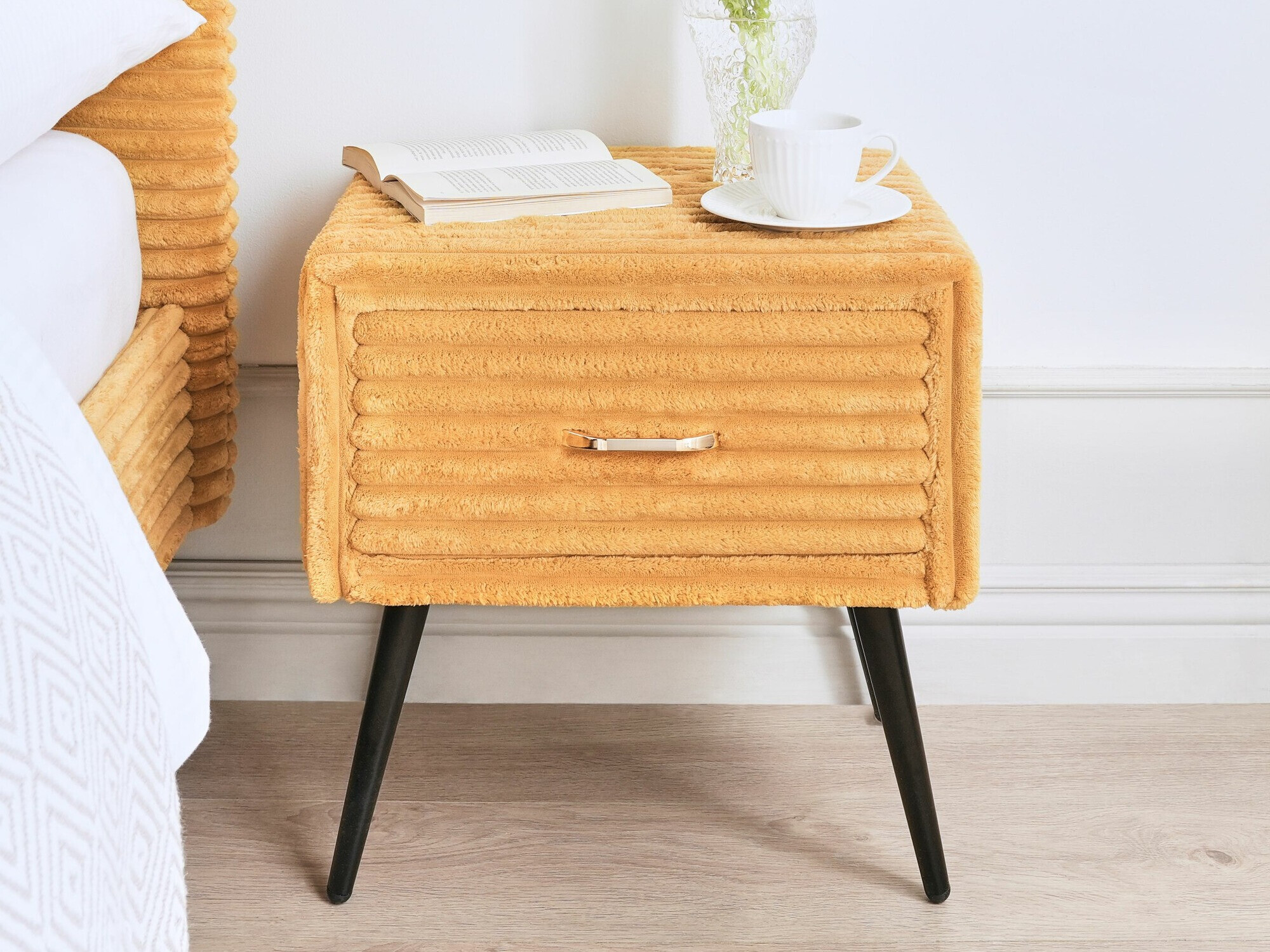 Nočna omarica Berwyn 2590 (Oranžna)