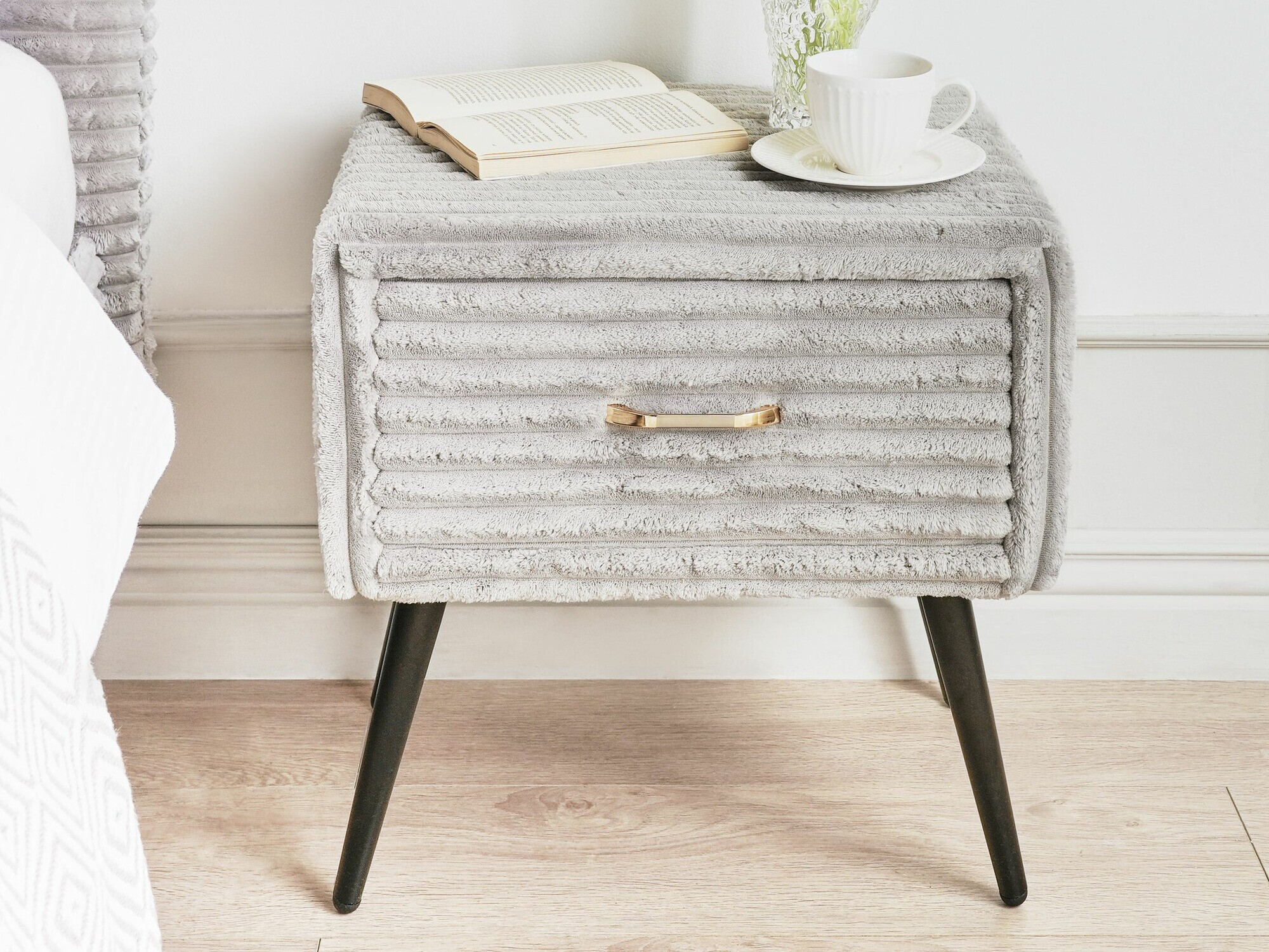 Nočna omarica Berwyn 2590 (Svetlo siva)