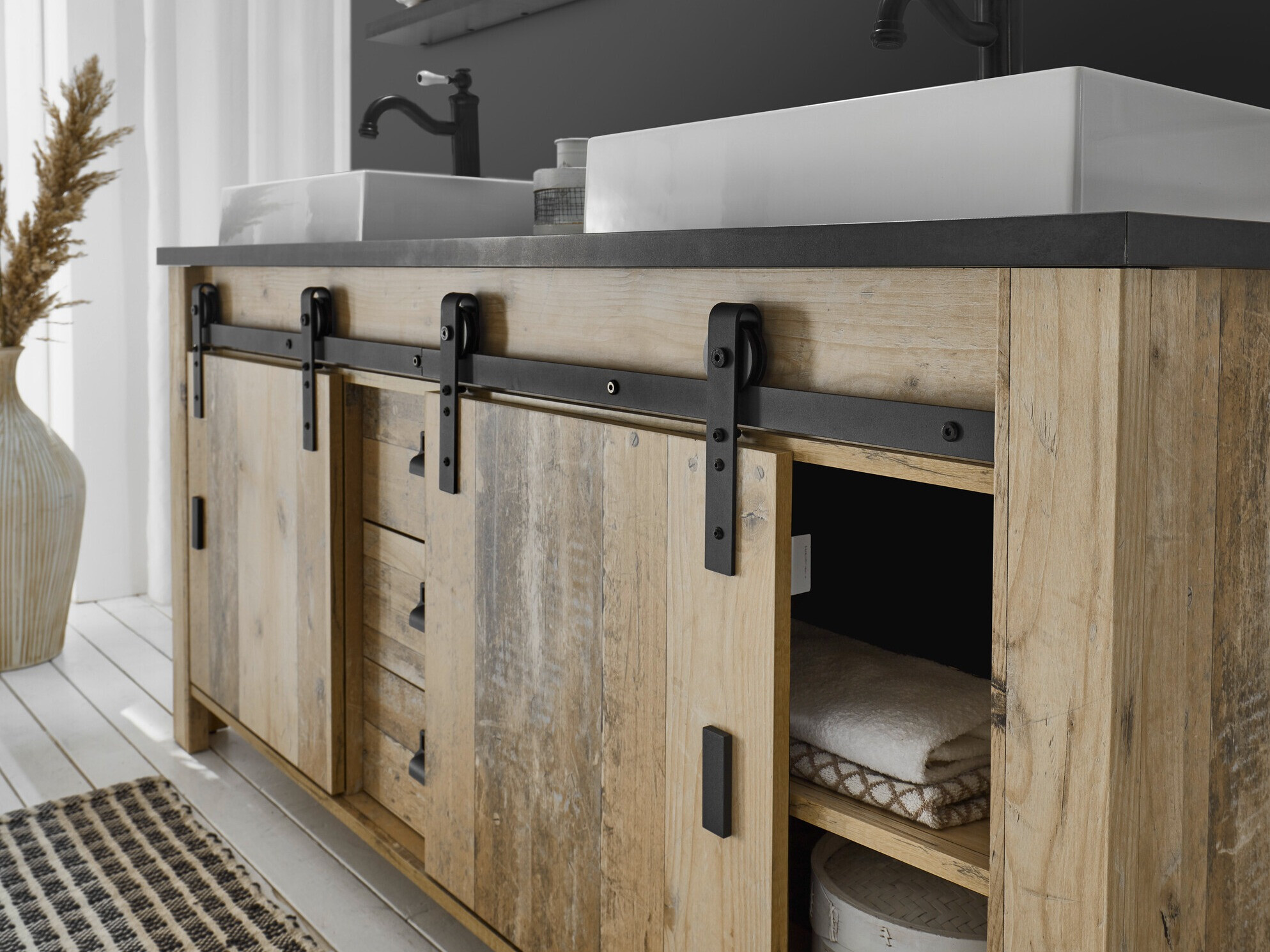 Prostostoječa kopalniška omarica za umivalnik Cirtale 134 (Rustikalen les + Antracit)