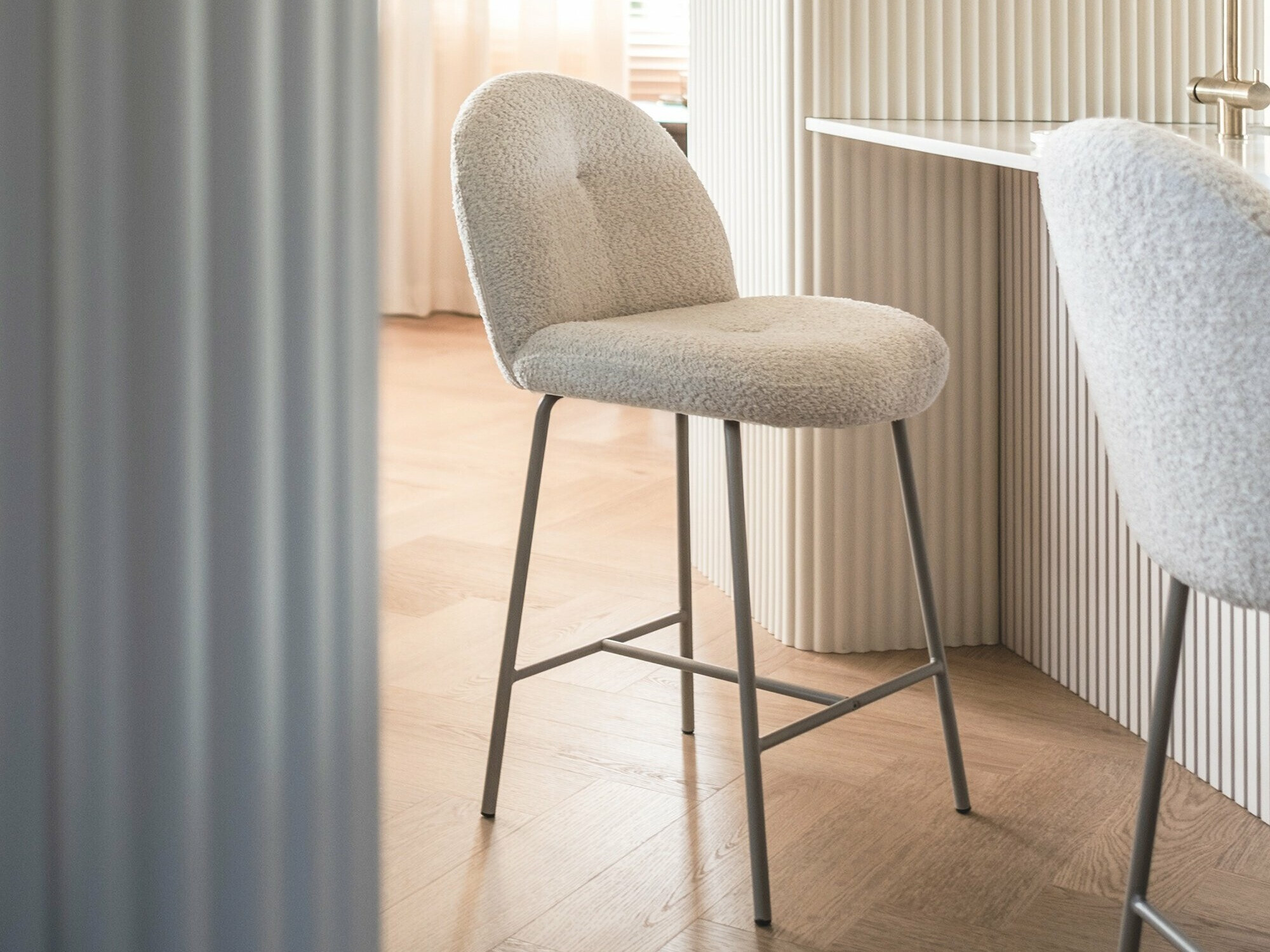 Srednje visok barski stol Burleson 145