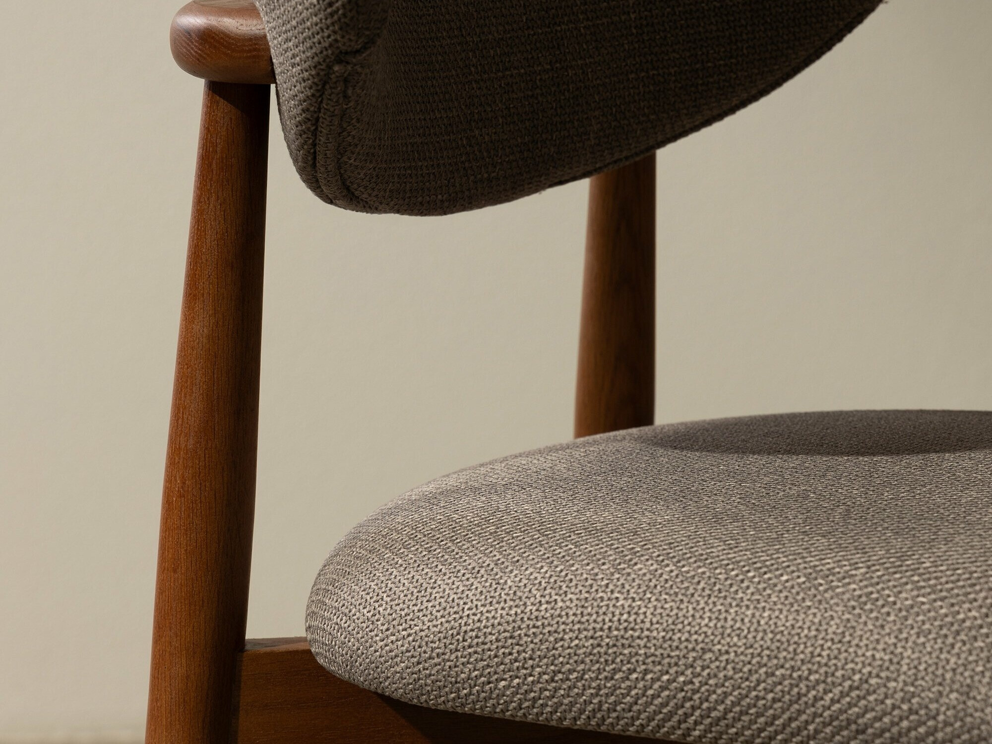 Stol Burleson 481 (Siva + Oreh)