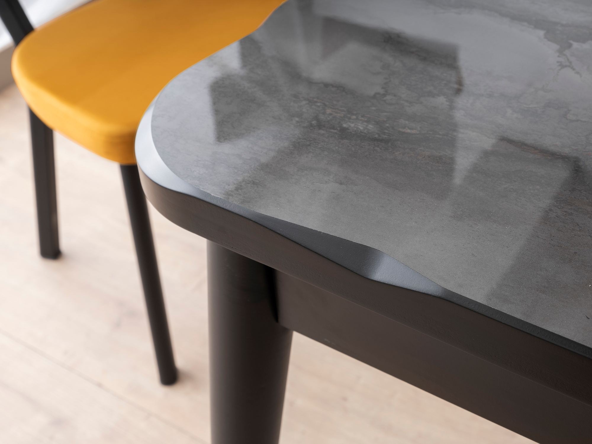 Miza Kailua 2620 (Črni marmor)