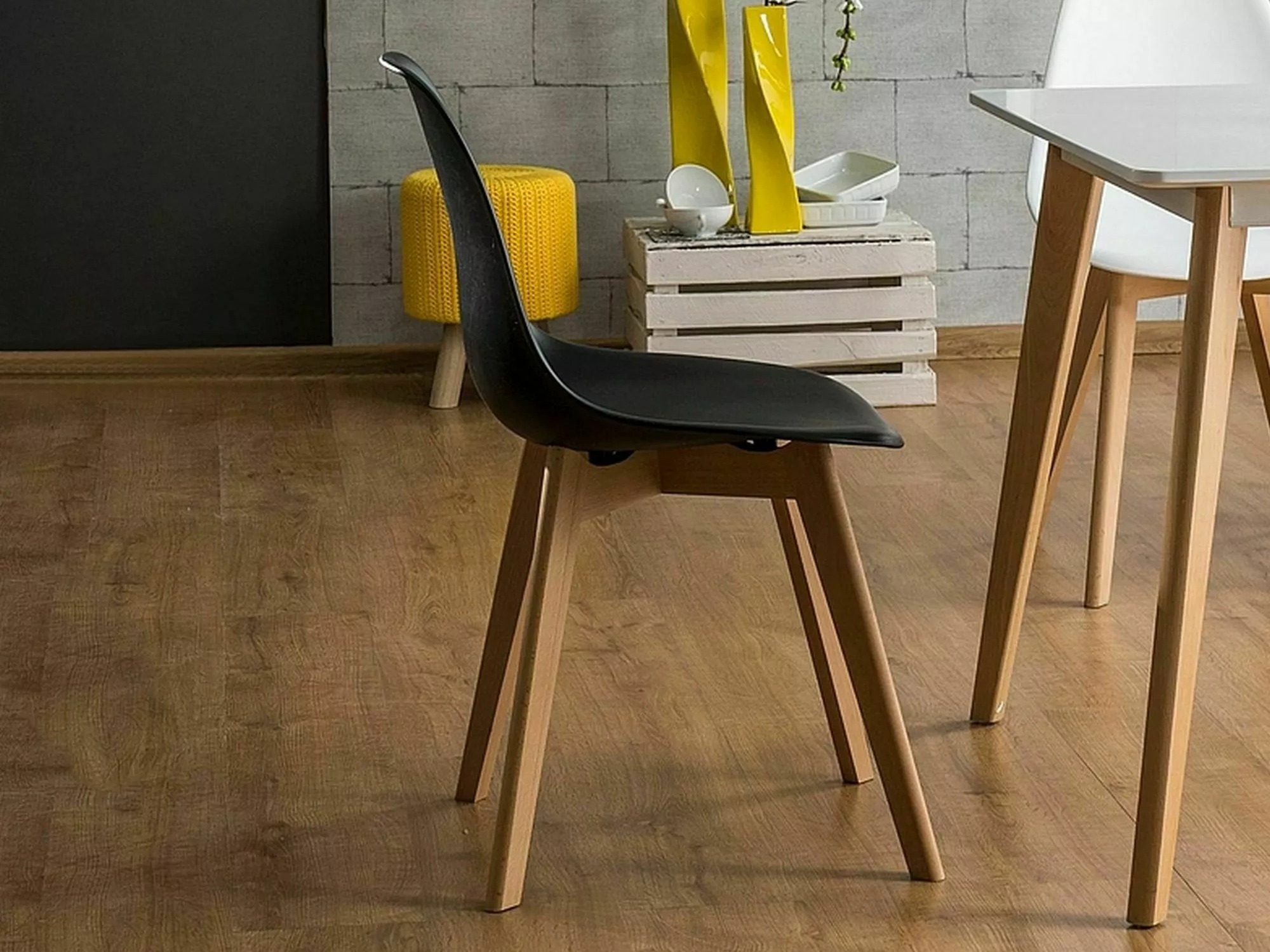 Stol Detroit 834 (Črna)