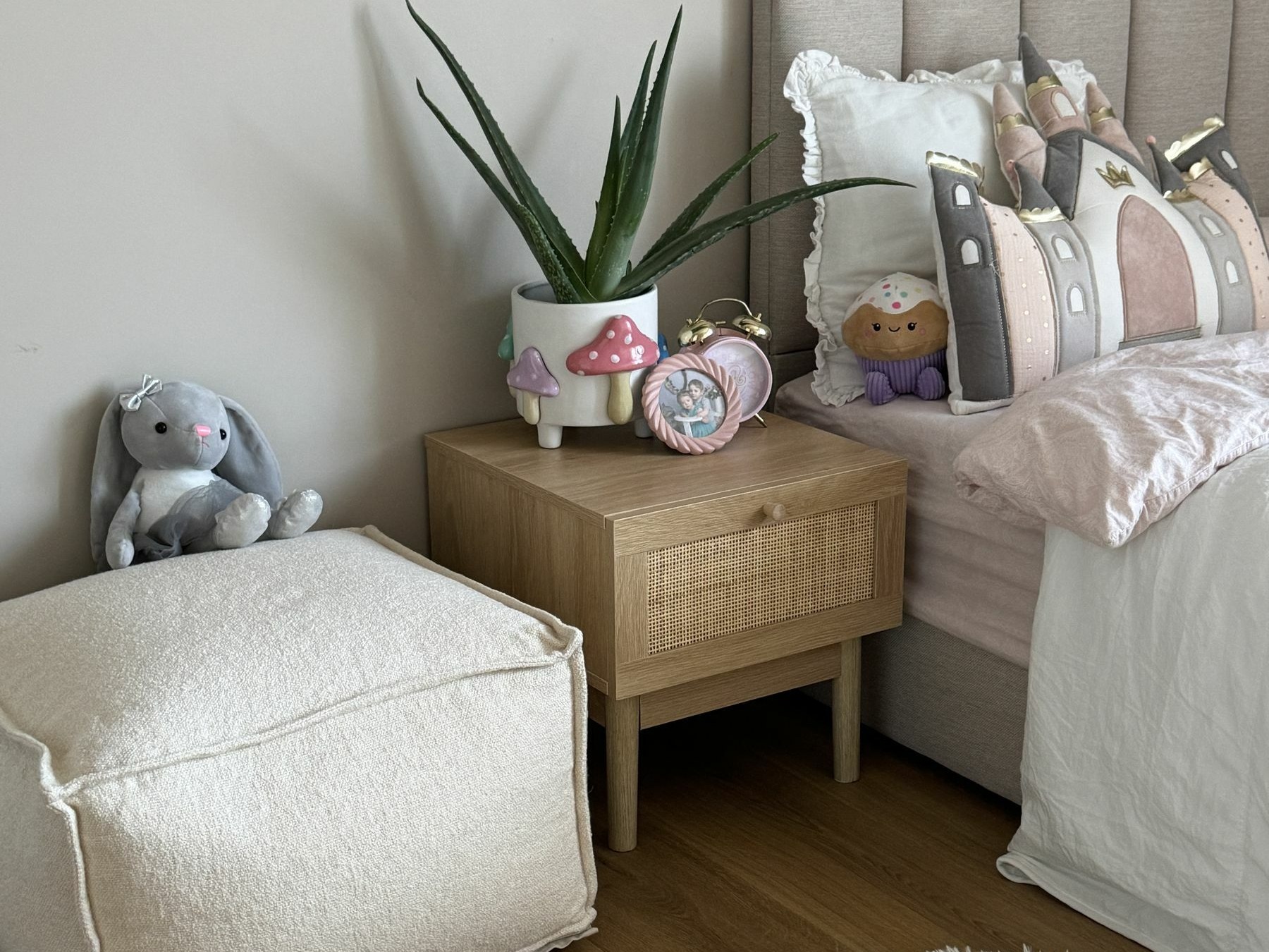 Nočna omarica Berwyn 2660