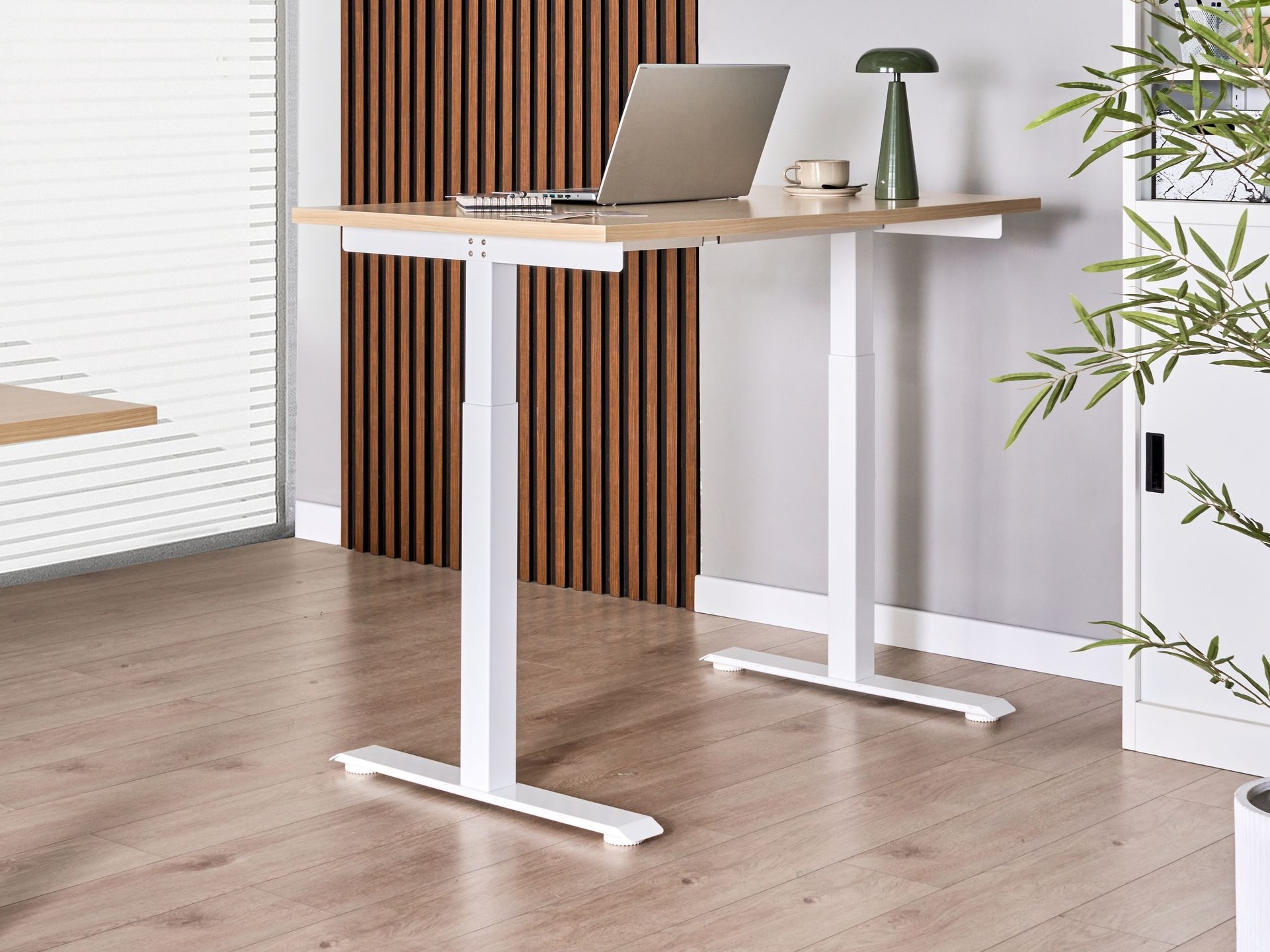 Dvižna pisalna miza Berwyn 2863 (Svetel les + Bela)