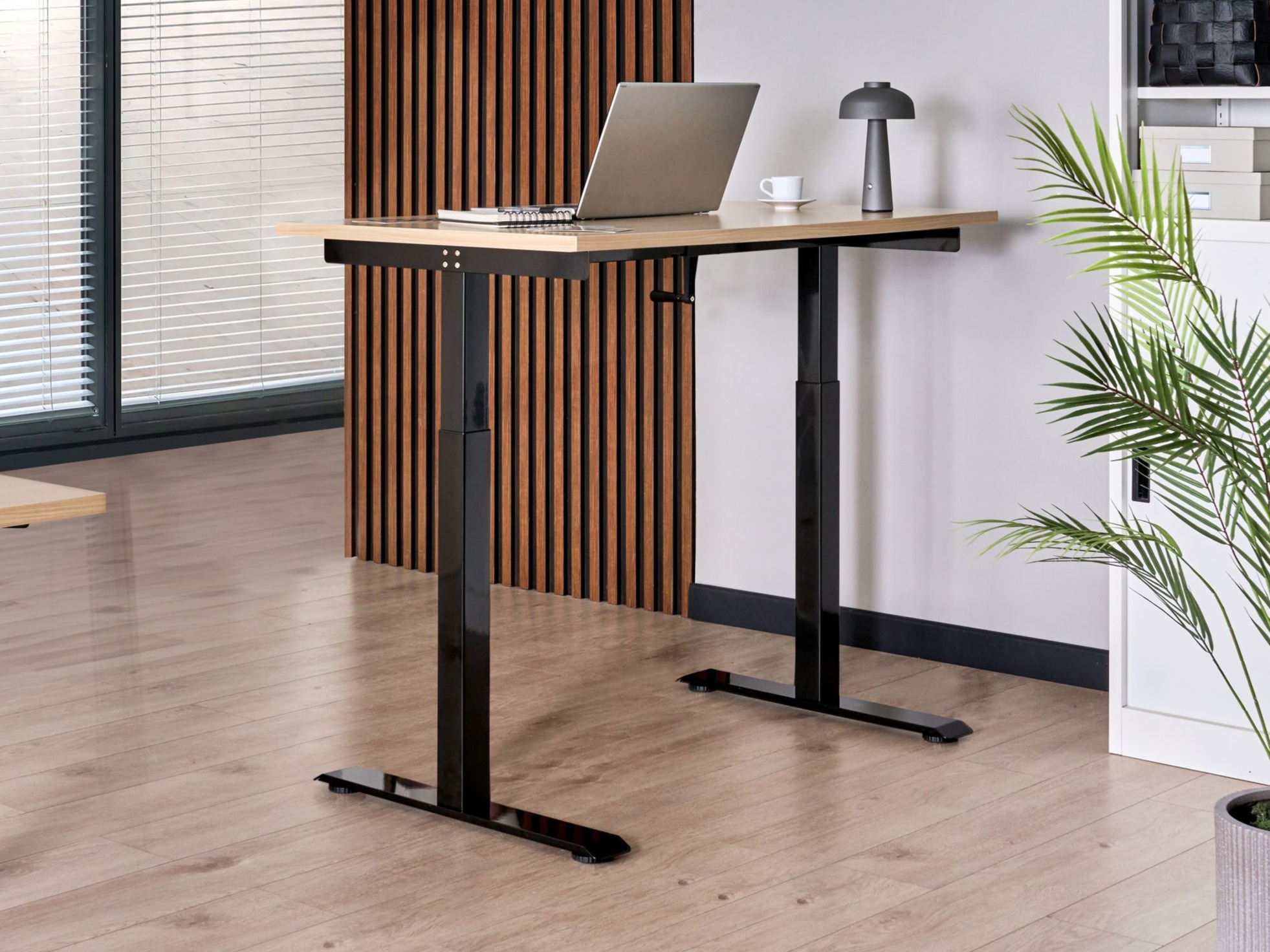 Dvižna pisalna miza Berwyn 2864 (Svetel les + Črna)