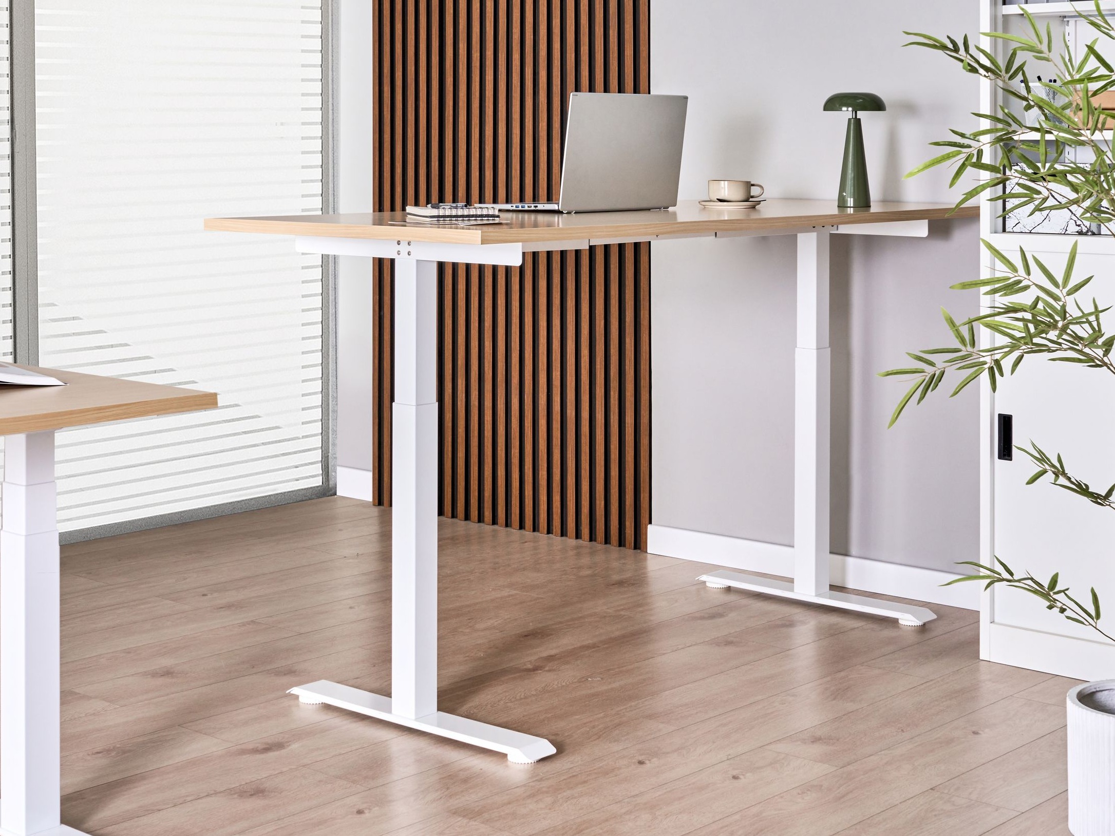 Dvižna pisalna miza Berwyn 2865 (Svetel les + Bela)