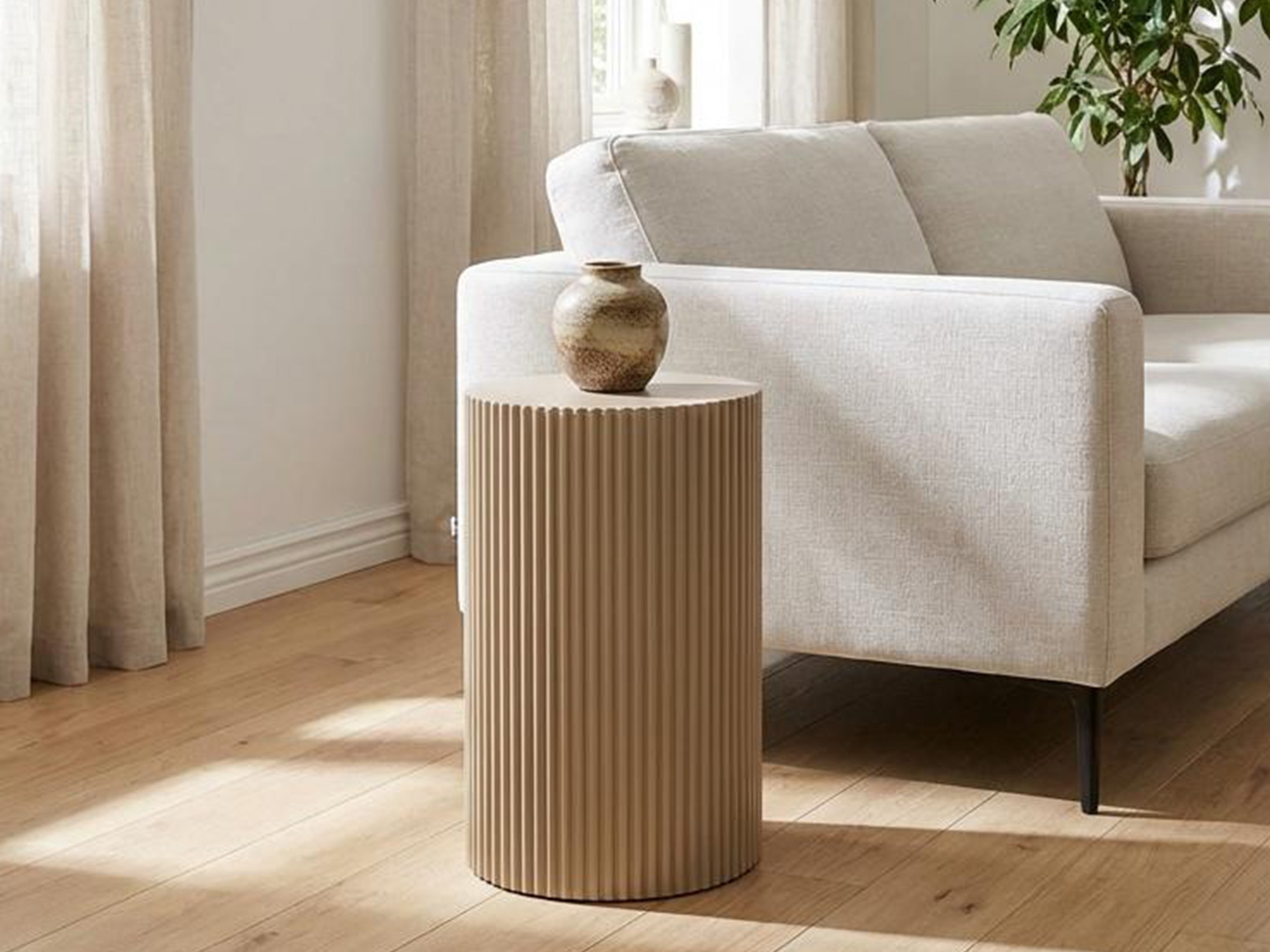 Stranska mizica Brea 124