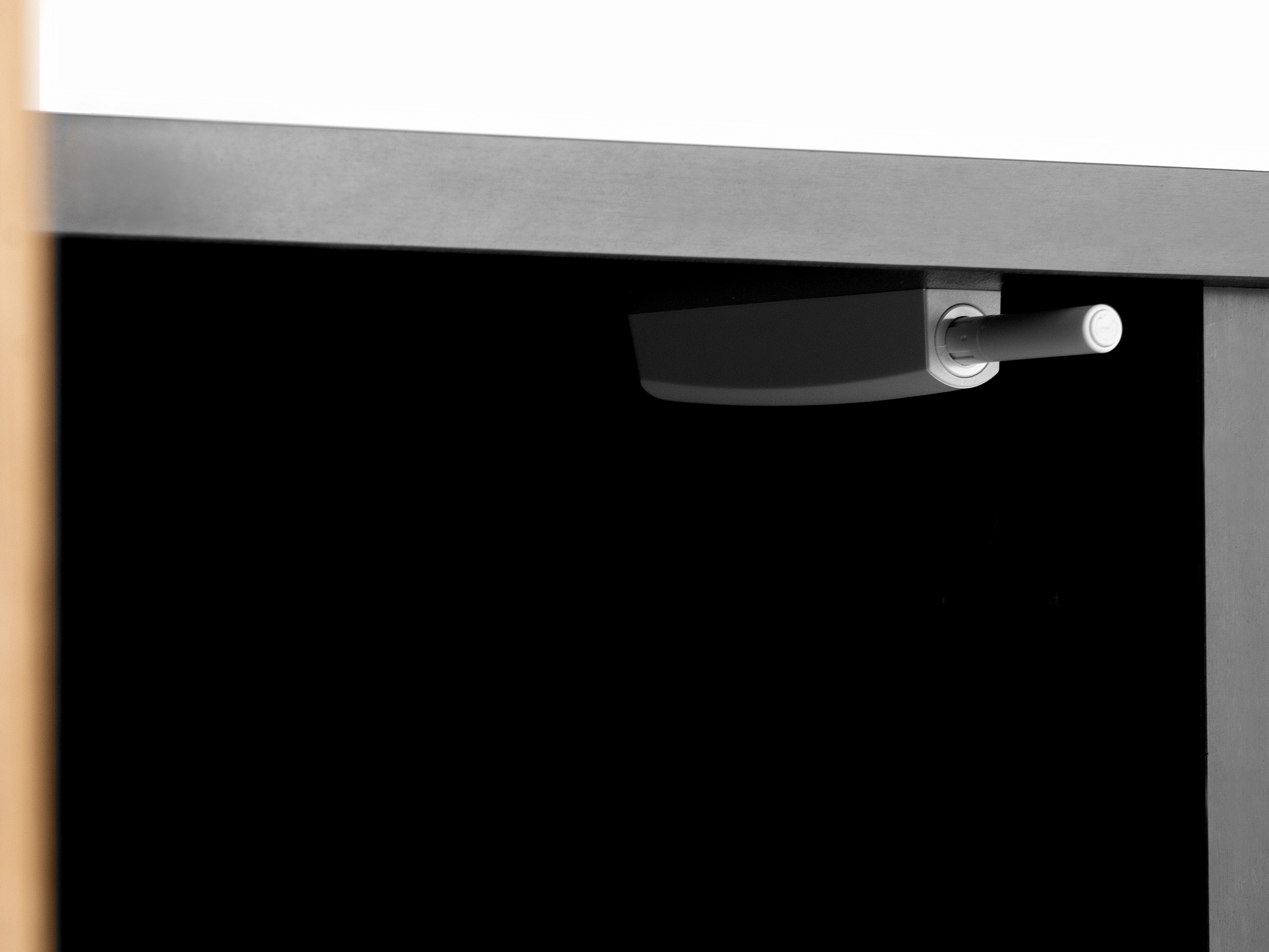 TV-omarica Corevaru 102 (Črna)