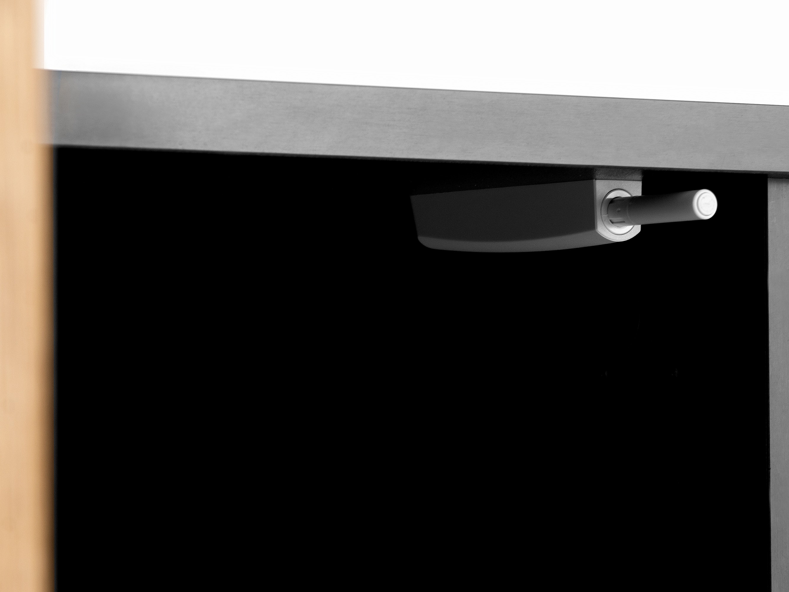 TV-omarica Corevaru 103 (Črna)