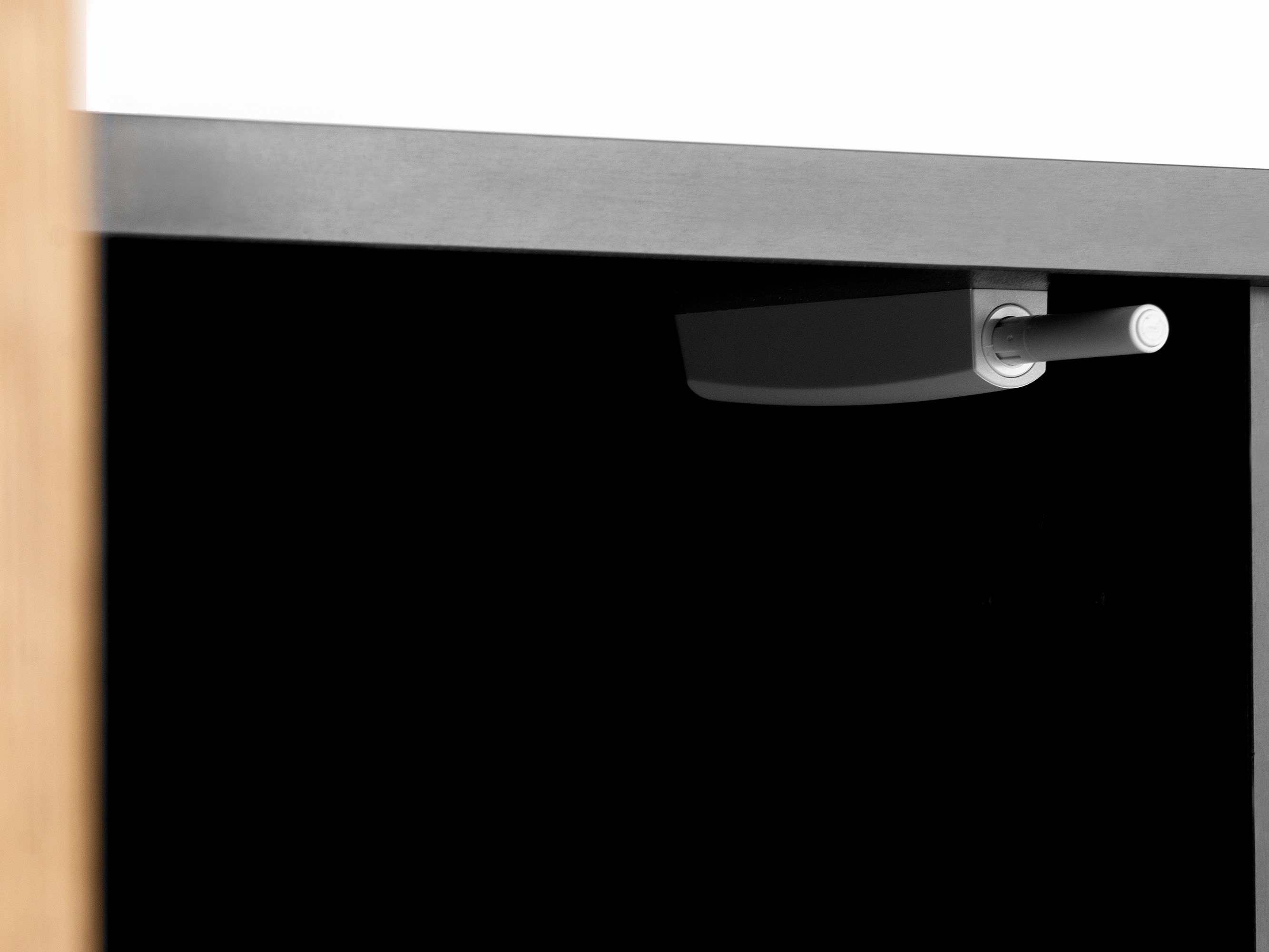 TV-omarica Corevaru 104 (Črna)