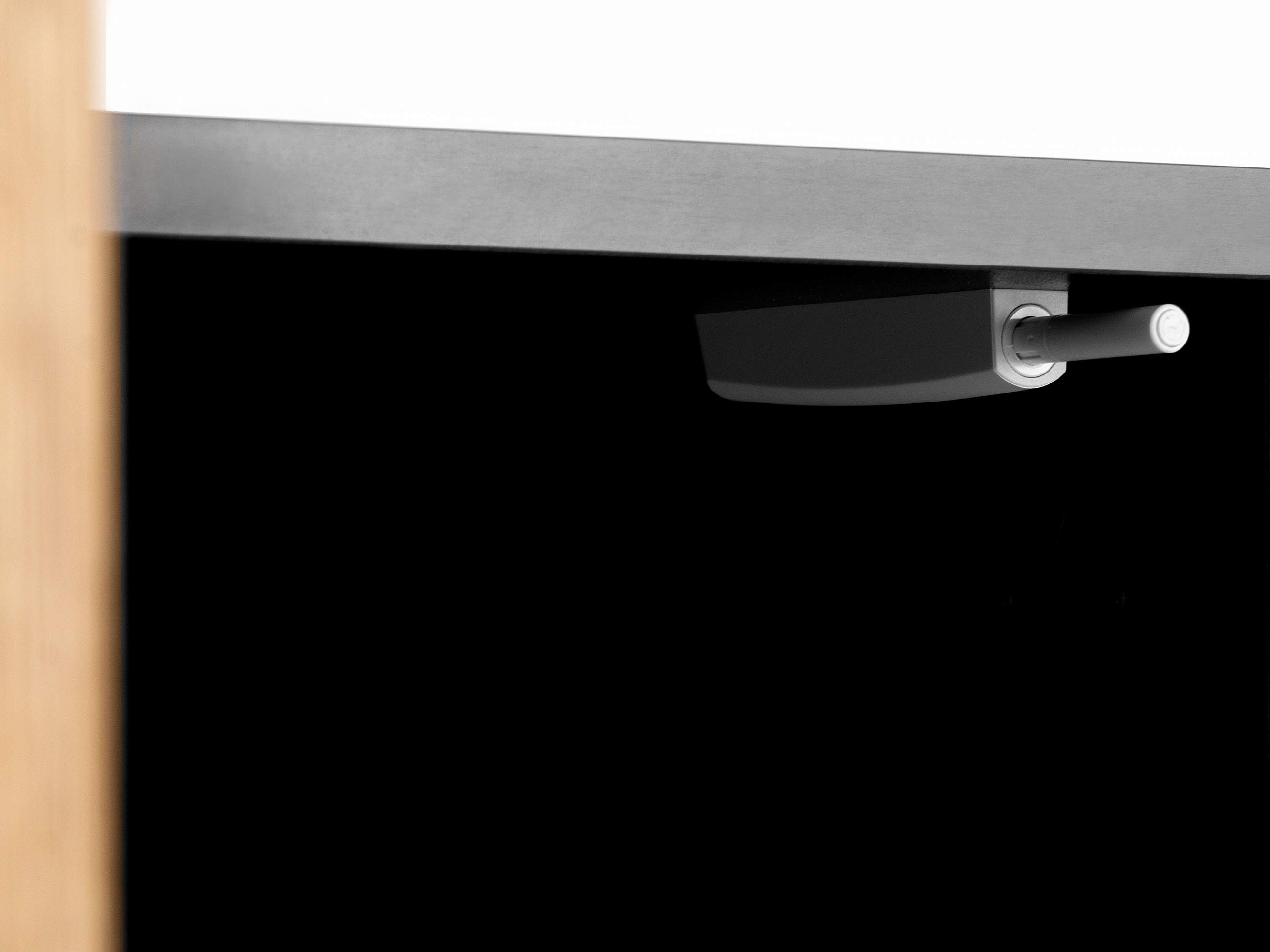 TV-omarica Corevaru 105 (Črna)