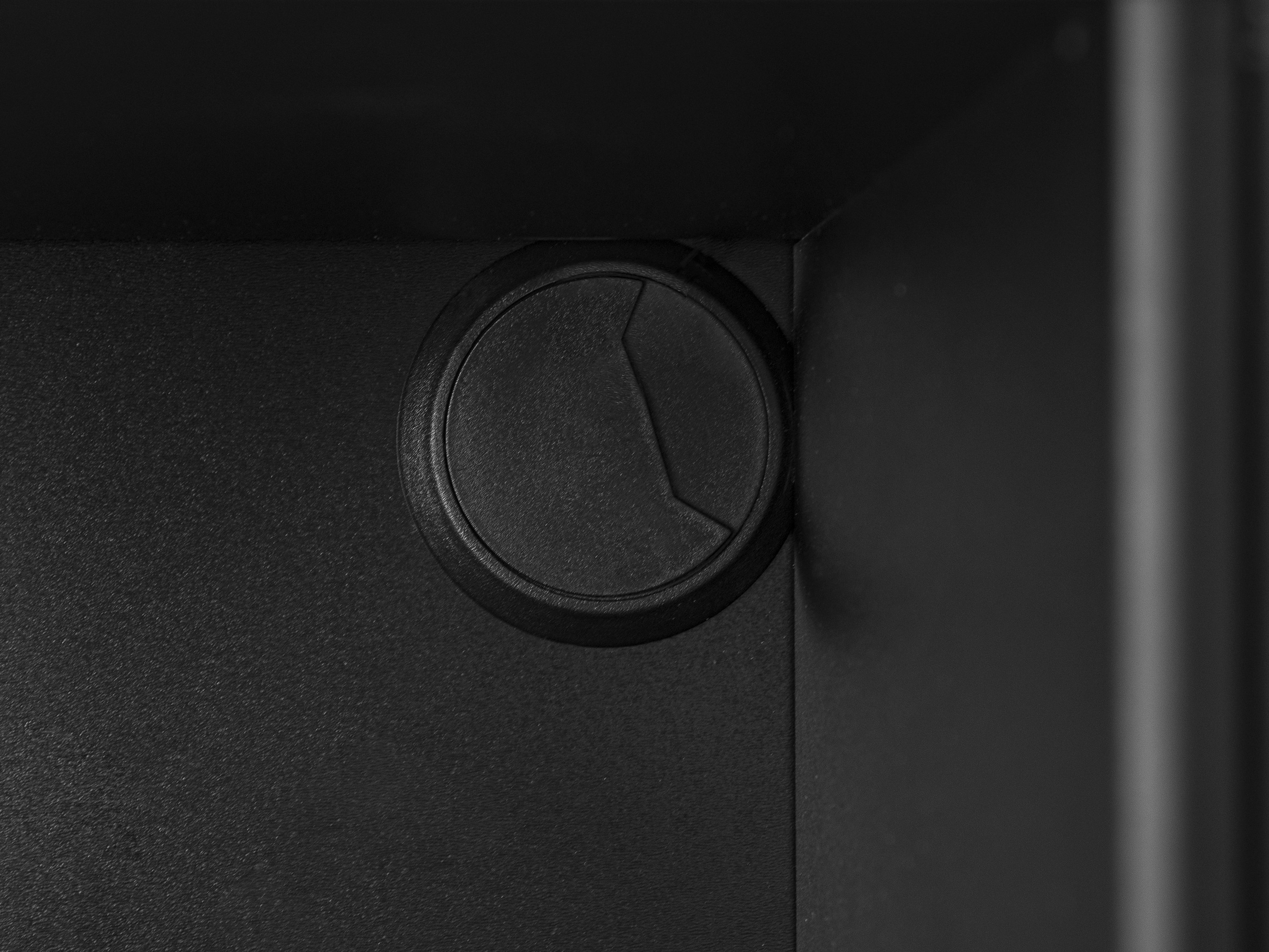 TV-omarica Corevaru 105 (Črna)