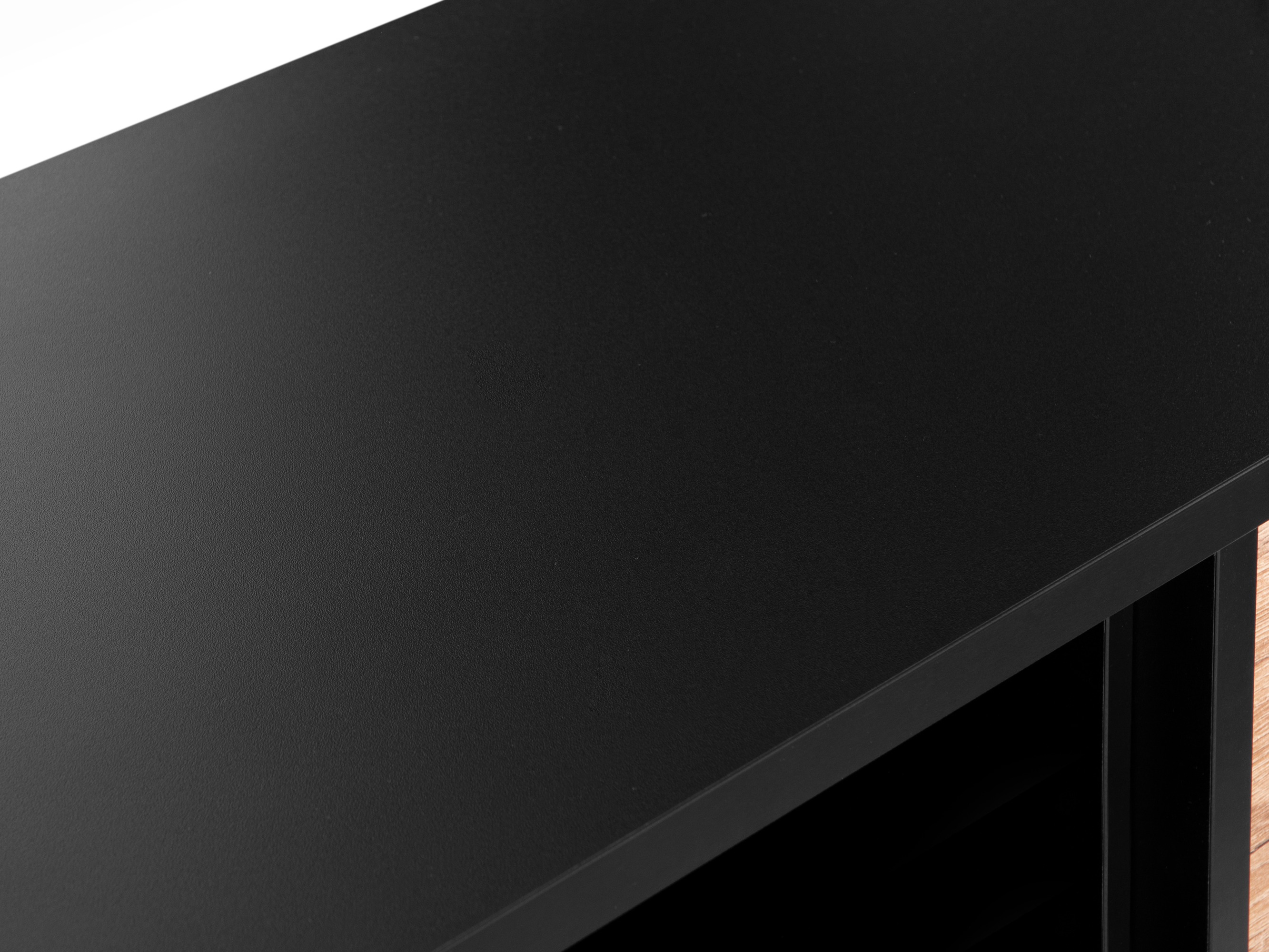 Omarica Corevaru 111 (Črna)