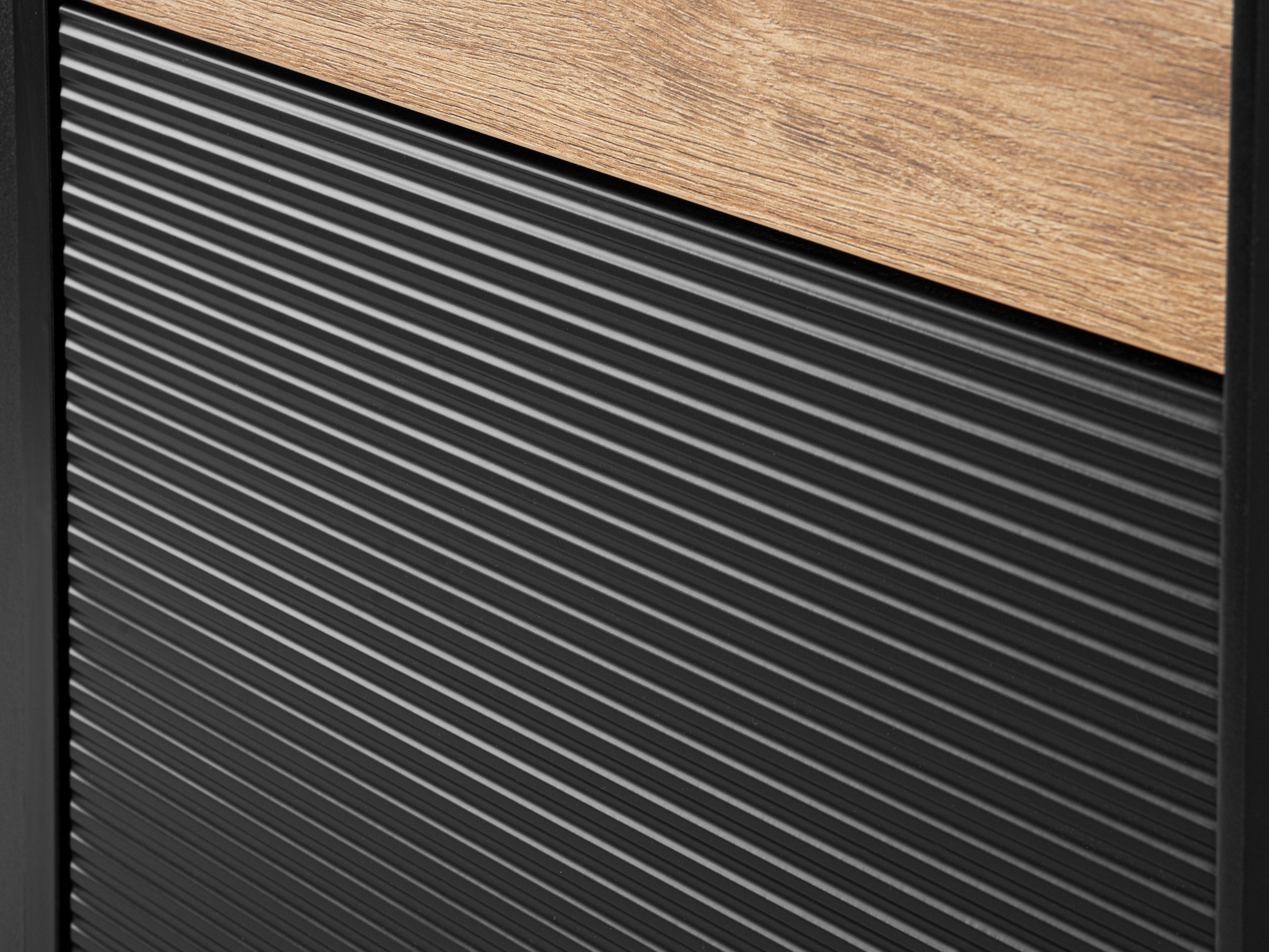 Omarica Corevaru 111 (Črna)