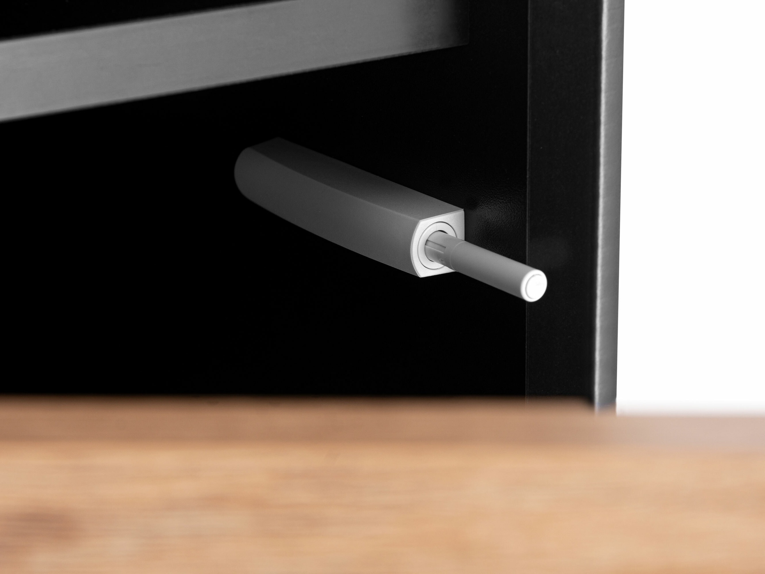 Omarica Corevaru 112 (Črna)