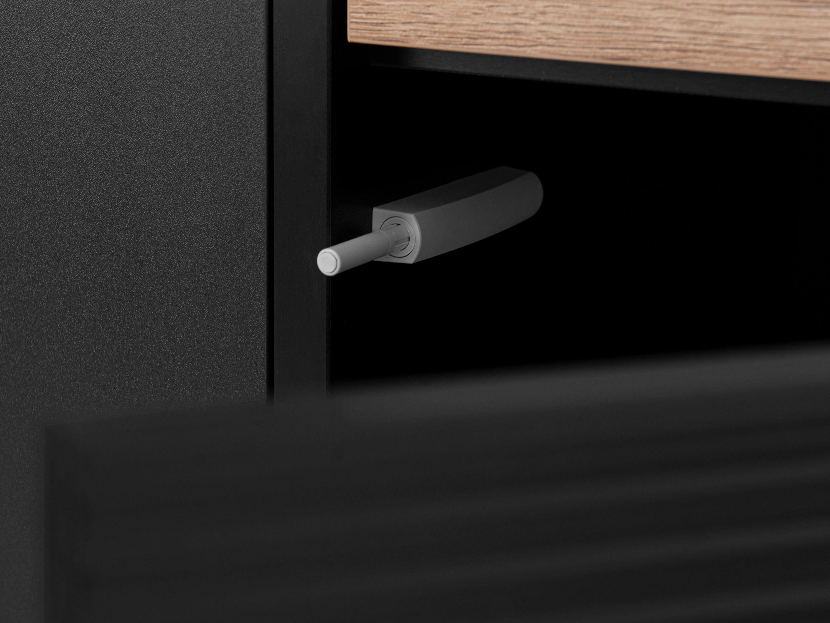 Omarica Corevaru 114 (Črna)