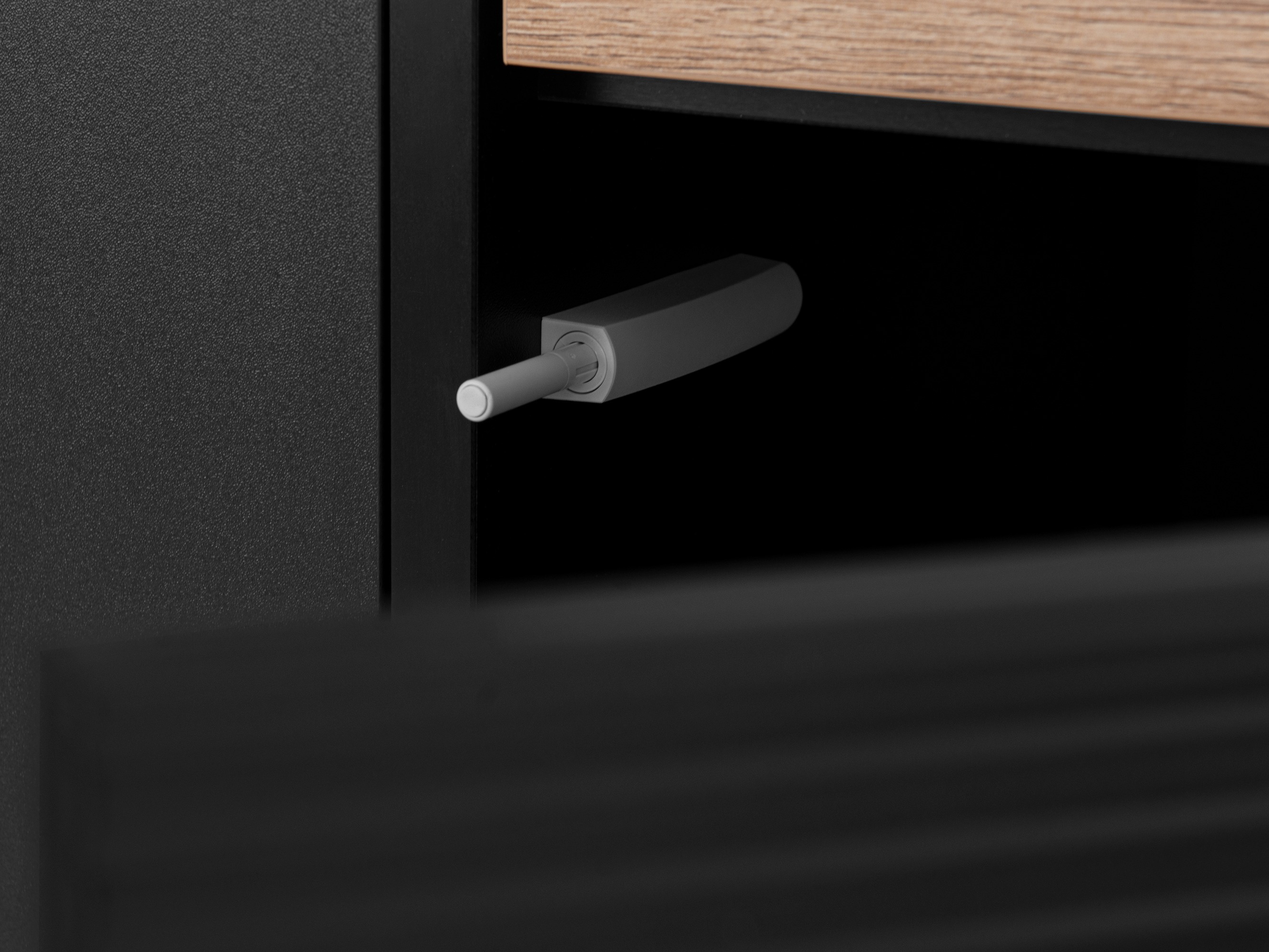 Omarica Corevaru 115 (Črna)