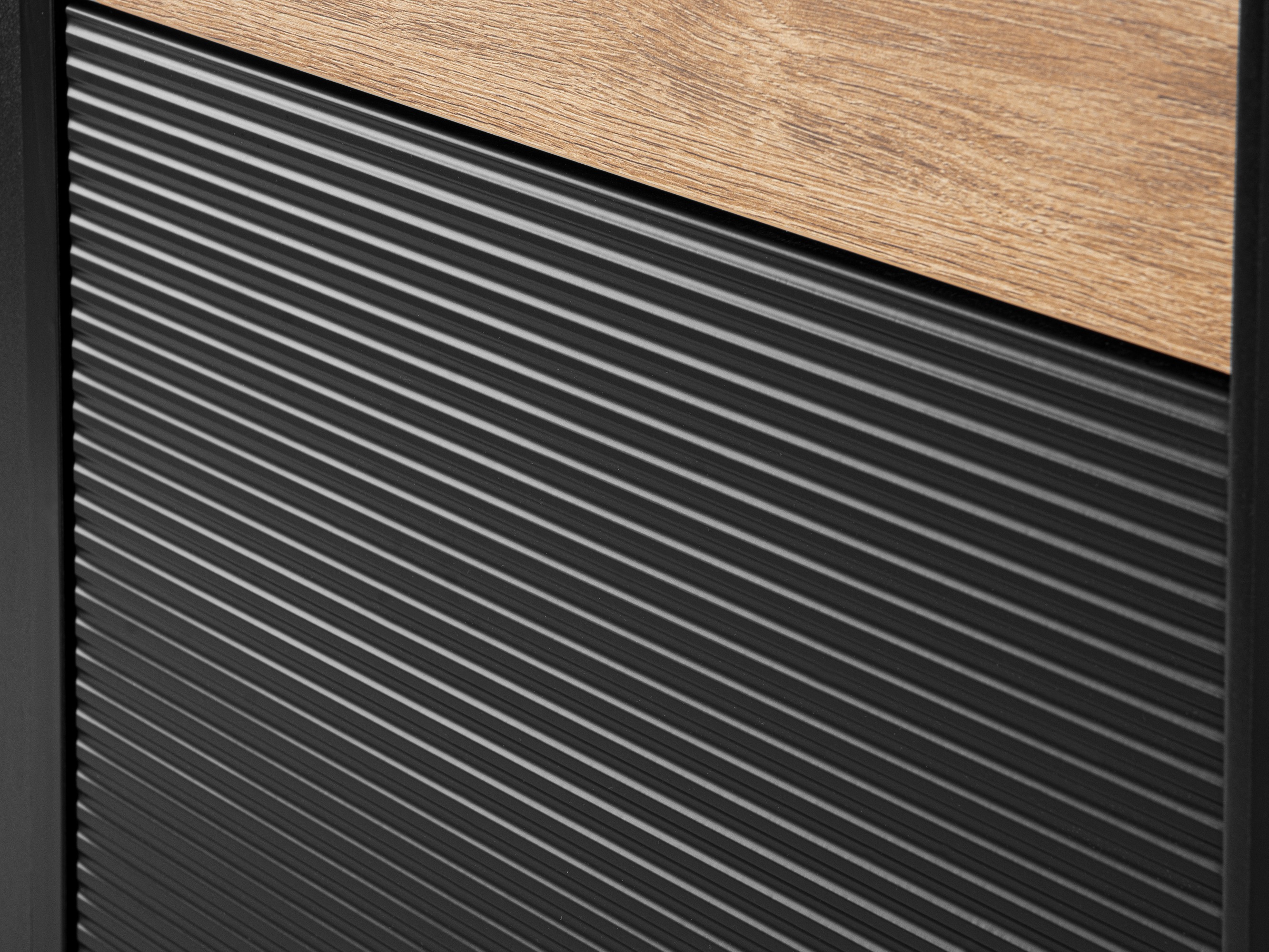 Omarica Corevaru 115 (Črna)