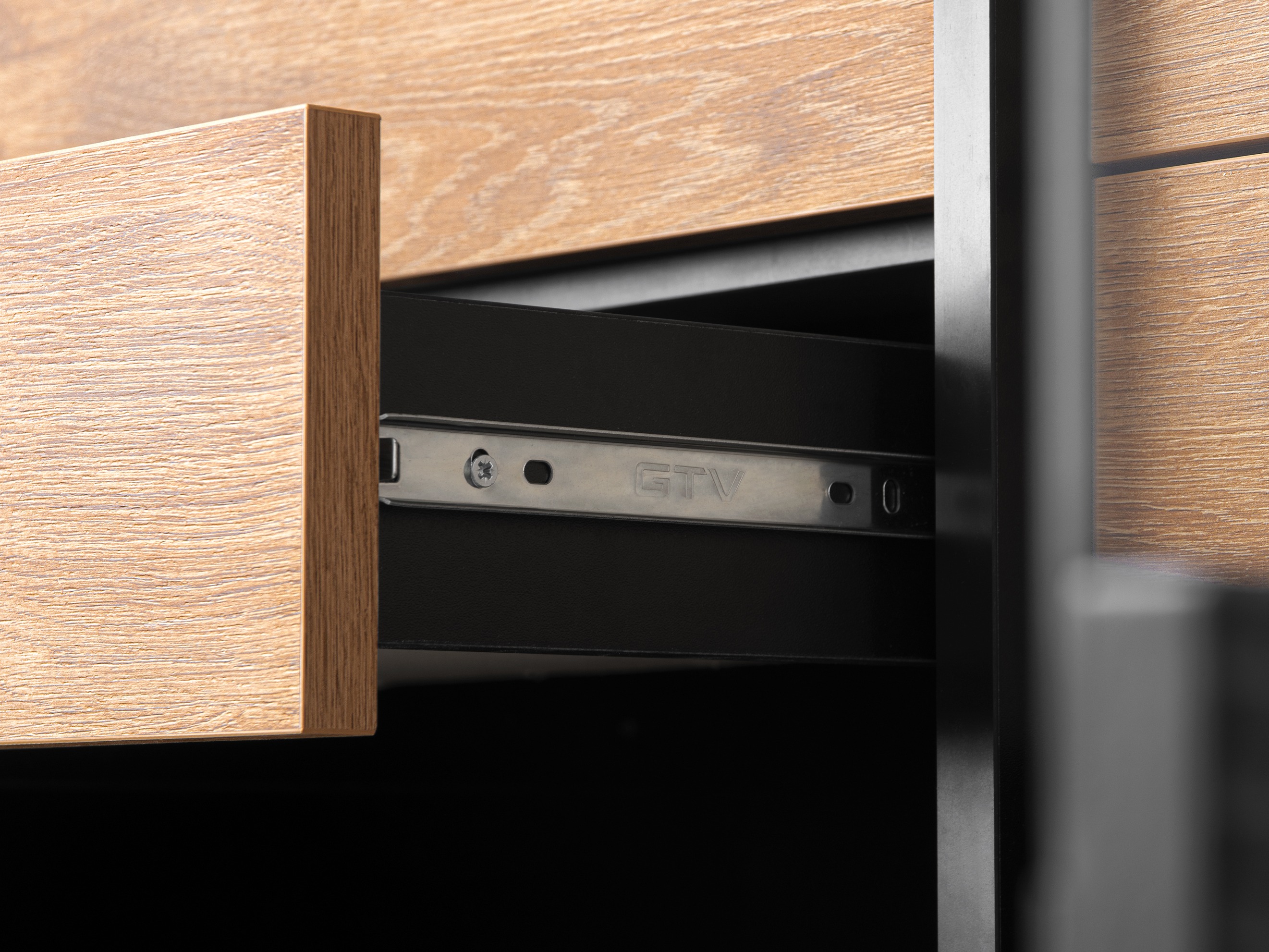 Regal Corevaru 118 (Črna)