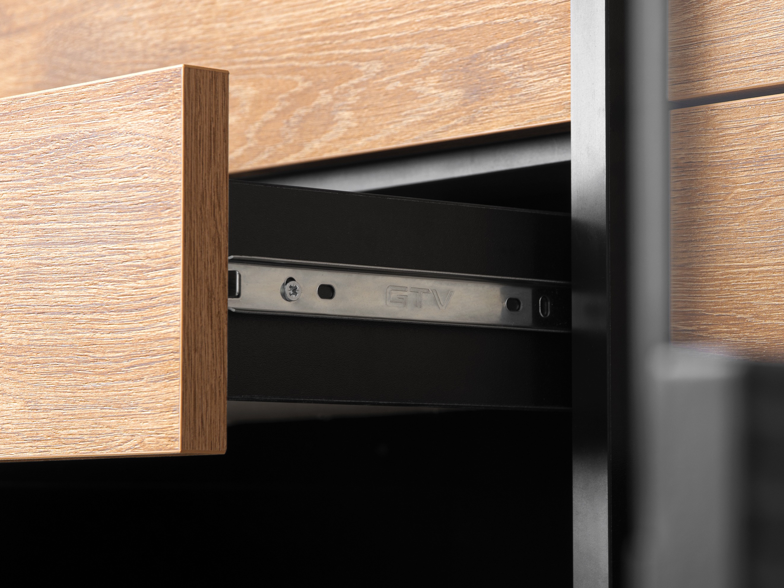 Regal Corevaru 119 (Črna)