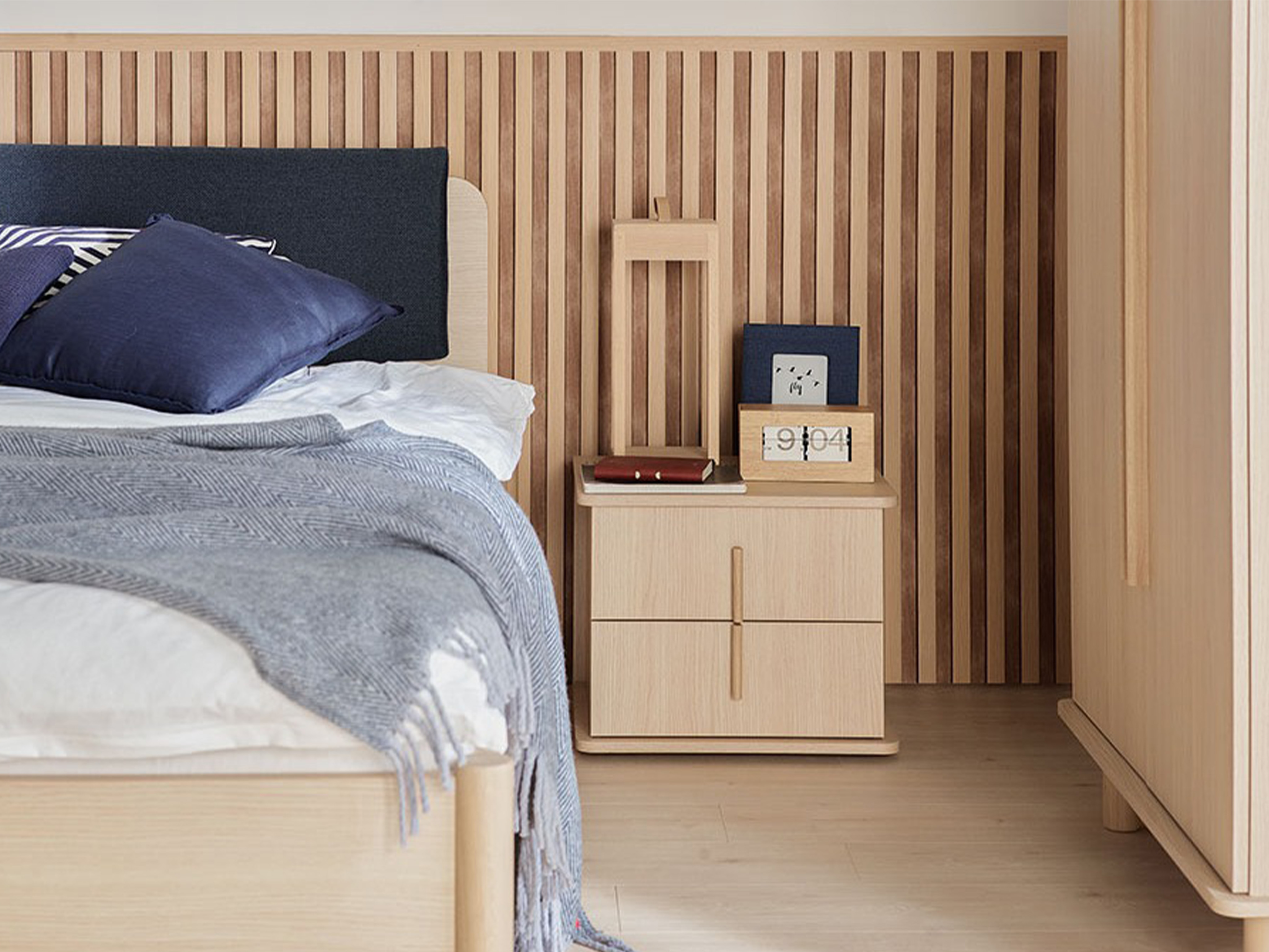 Nočna omarica Camcamo 107