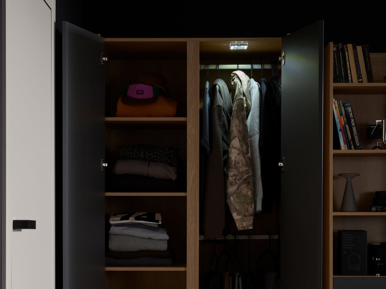 Garderobna omara Velrome 109 (Hrast + Bež)