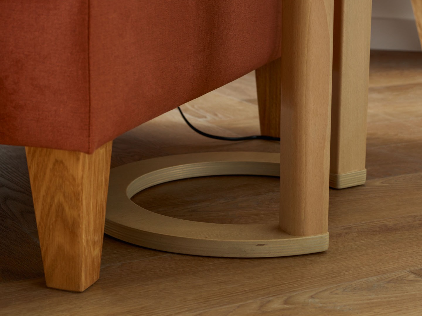 Stranska mizica Valdosta 106